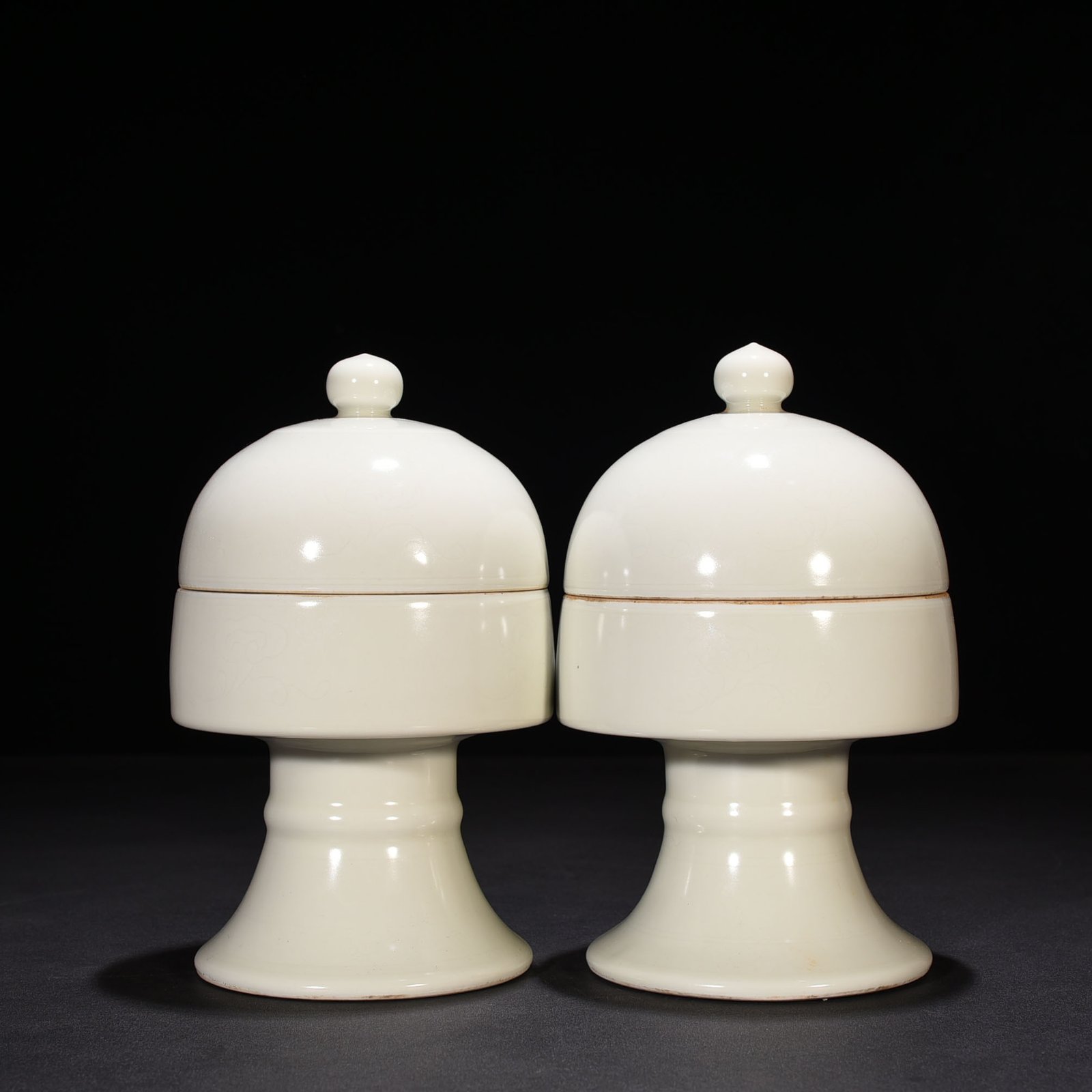 Ming Dynasty Yongle sweet white glaze engraved Ganoderma lucidum pocket