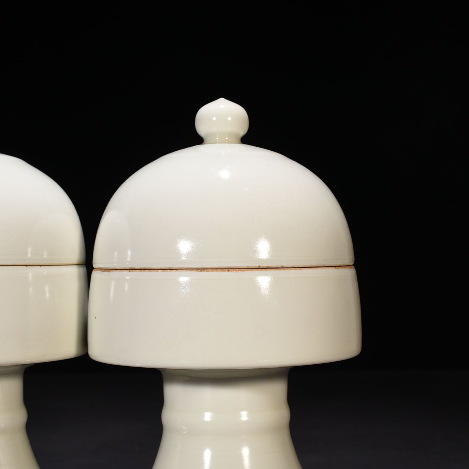 Ming Dynasty Yongle sweet white glaze engraved Ganoderma lucidum pocket