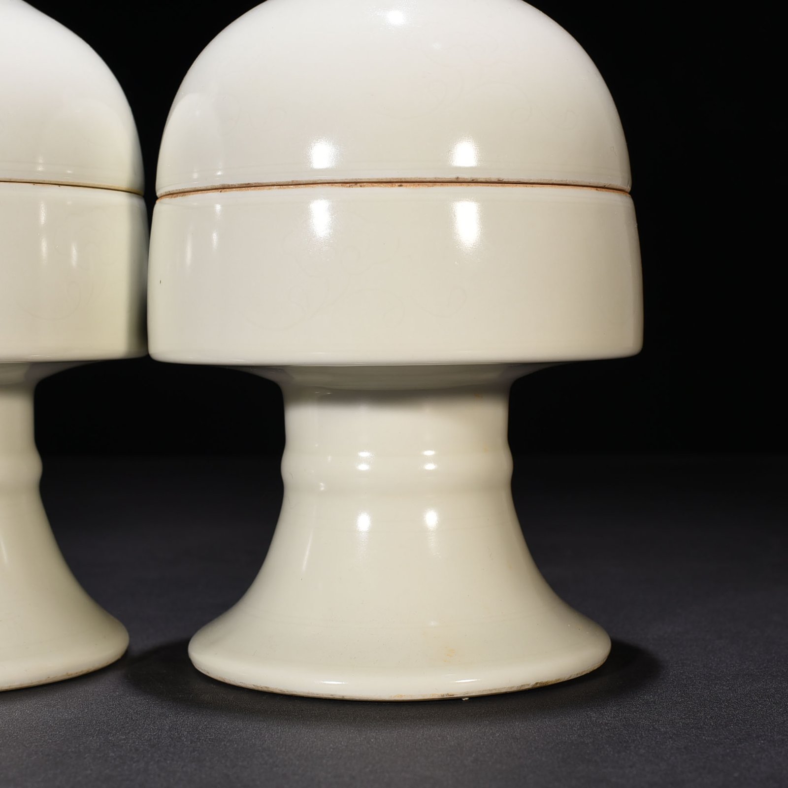 Ming Dynasty Yongle sweet white glaze engraved Ganoderma lucidum pocket