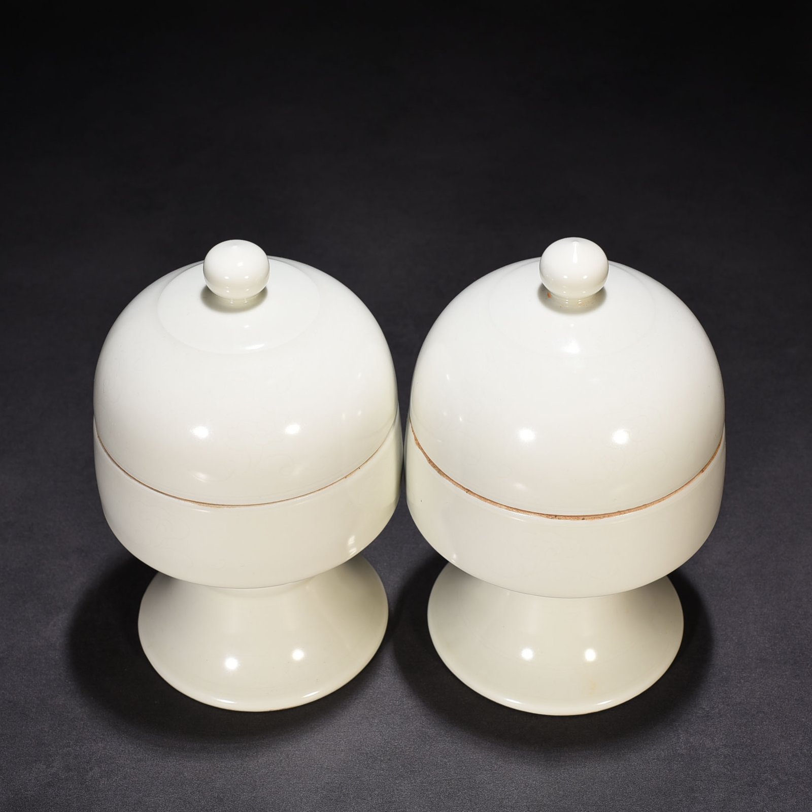 Ming Dynasty Yongle sweet white glaze engraved Ganoderma lucidum pocket
