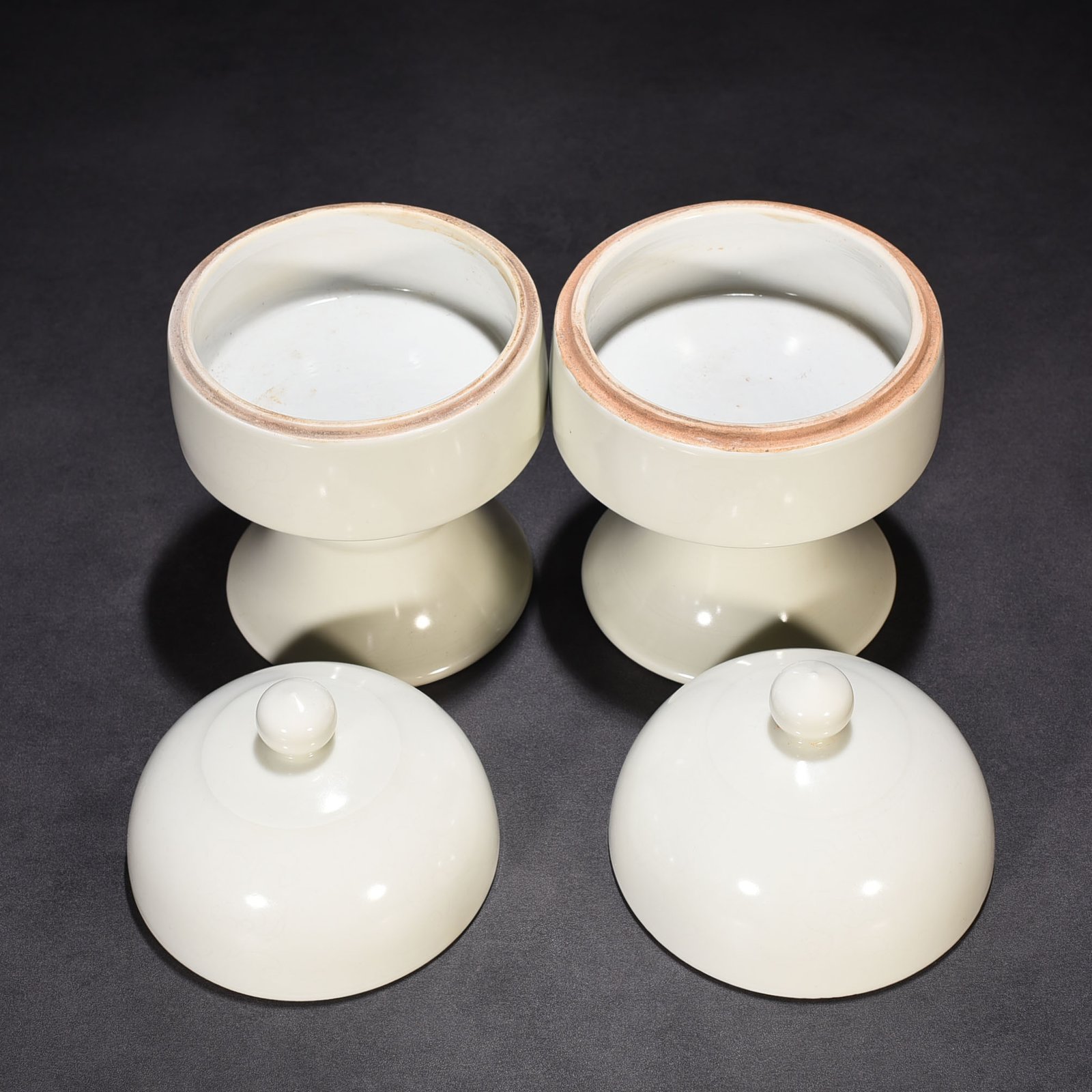Ming Dynasty Yongle sweet white glaze engraved Ganoderma lucidum pocket