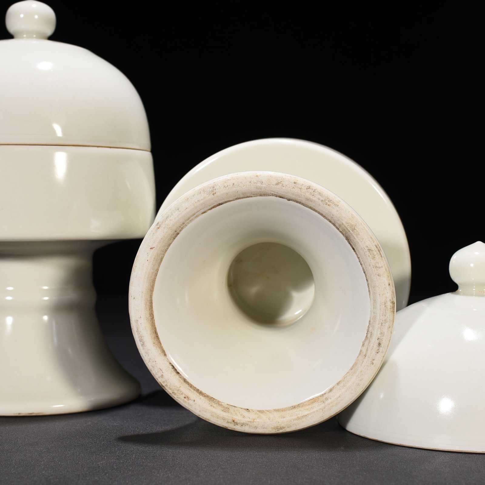 Ming Dynasty Yongle sweet white glaze engraved Ganoderma lucidum pocket