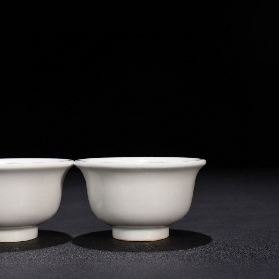 Ming Dynasty Yongle sweet white glaze pressed hand cup