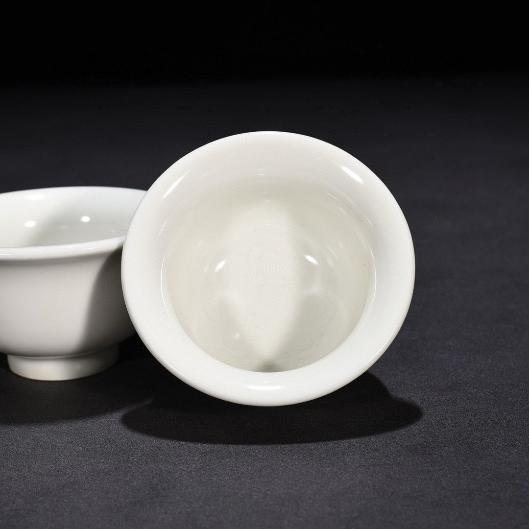 Ming Dynasty Yongle sweet white glaze pressed hand cup