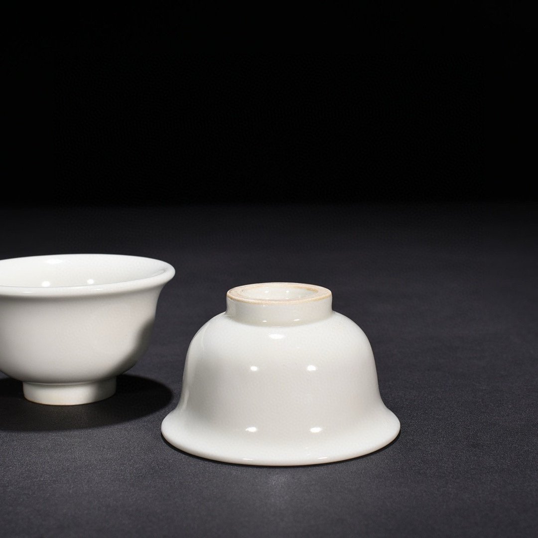 Ming Dynasty Yongle sweet white glaze pressed hand cup