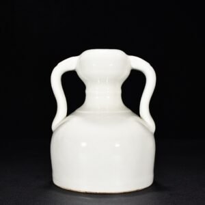 Ming Dynasty Yongle sweet white glaze folded branch flower and fruit Ruyi ear garlic statue