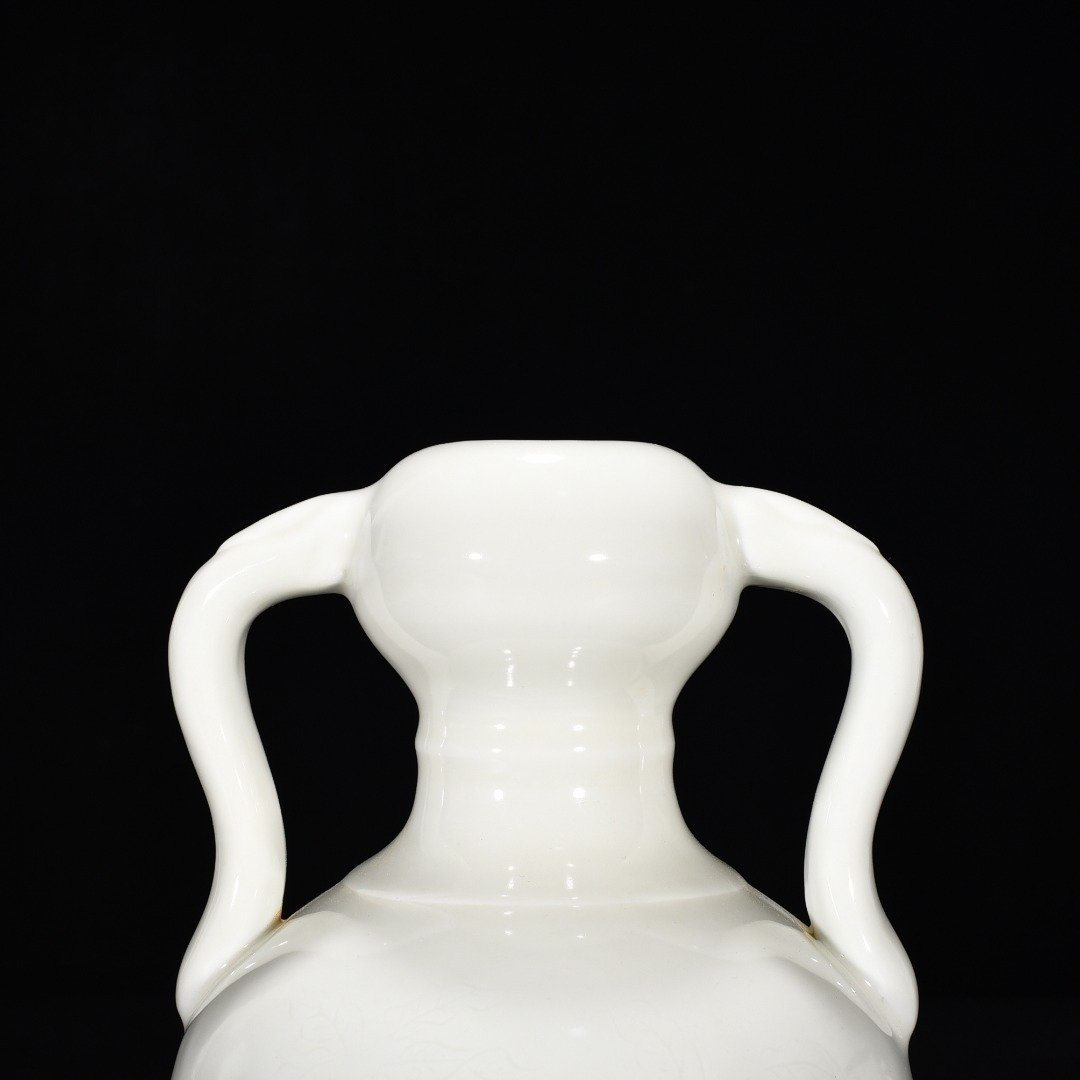Ming Dynasty Yongle sweet white glaze folded branch flower and fruit Ruyi ear garlic statue