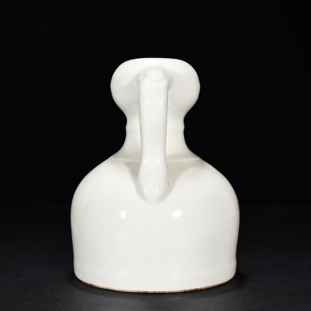 Ming Dynasty Yongle sweet white glaze folded branch flower and fruit Ruyi ear garlic statue