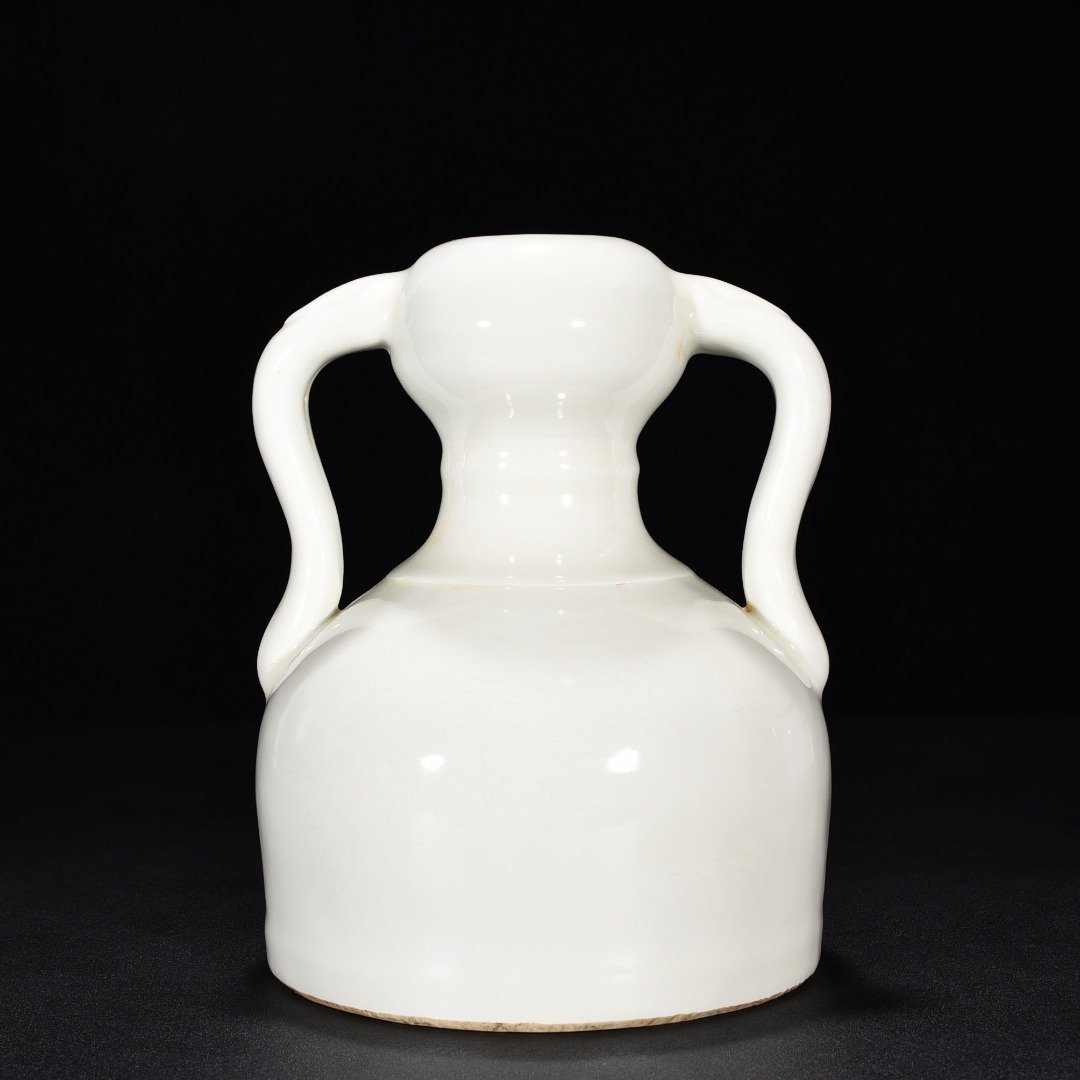 Ming Dynasty Yongle sweet white glaze folded branch flower and fruit Ruyi ear garlic statue