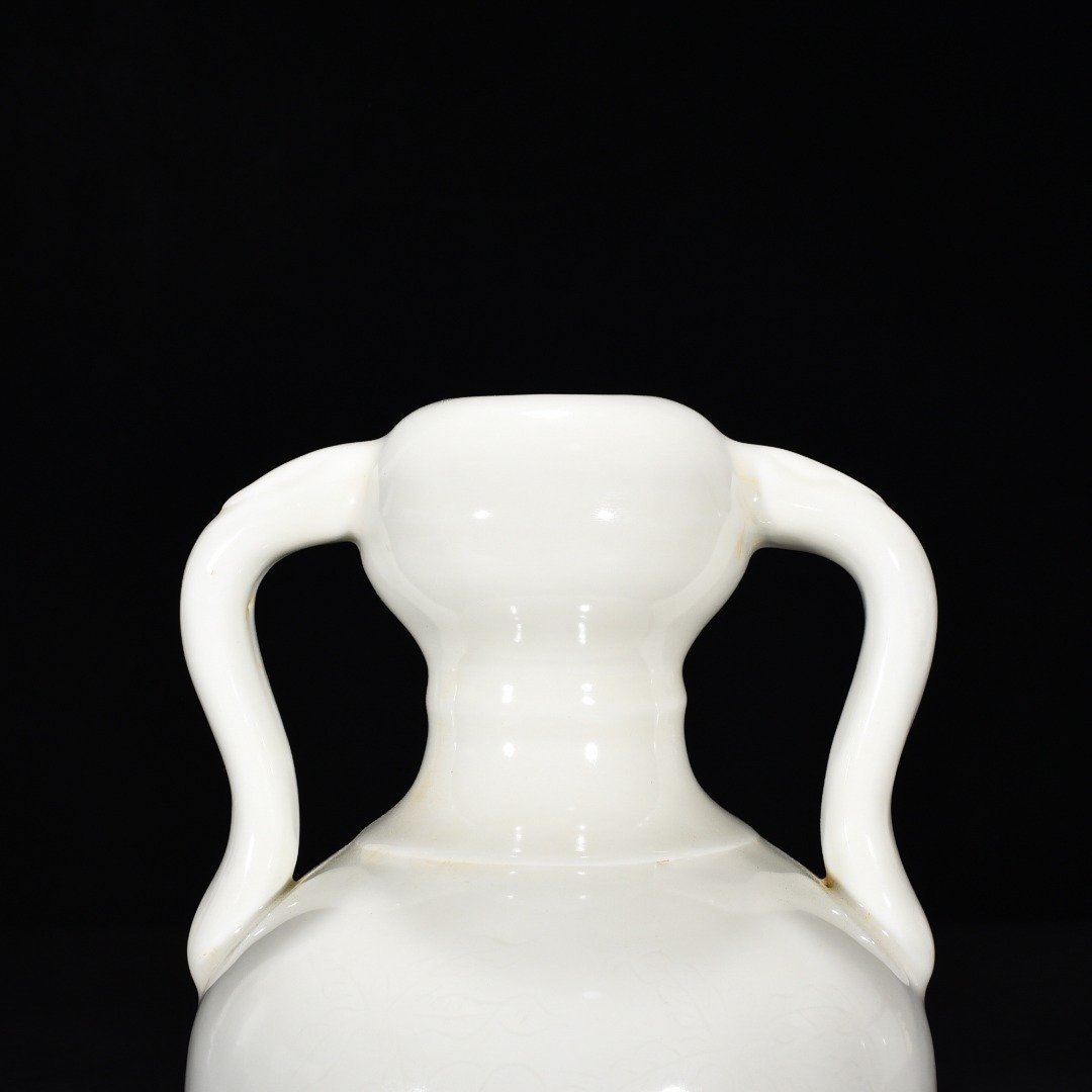 Ming Dynasty Yongle sweet white glaze folded branch flower and fruit Ruyi ear garlic statue