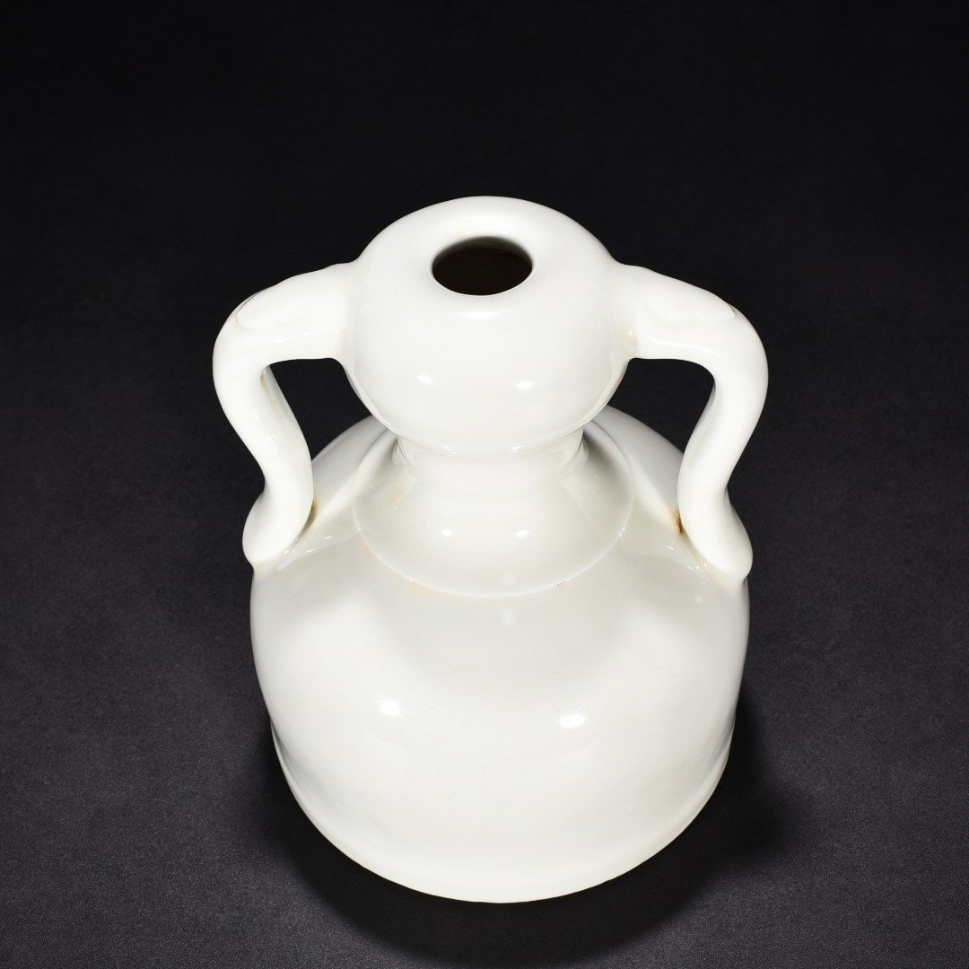 Ming Dynasty Yongle sweet white glaze folded branch flower and fruit Ruyi ear garlic statue