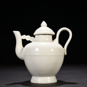 Ming Dynasty Yongle sweet white glaze kettle with hidden carved branches