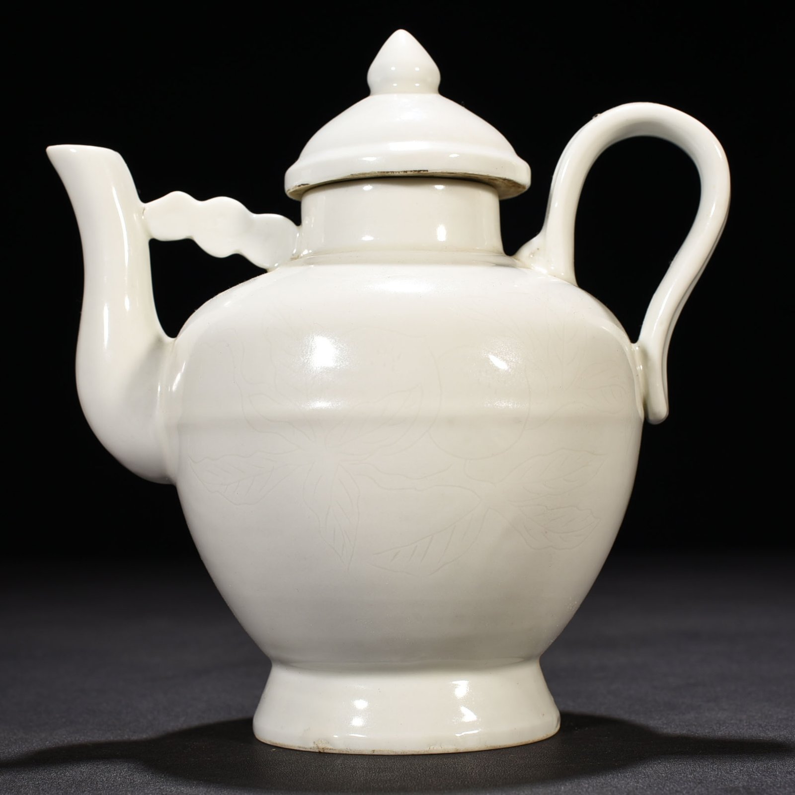 Ming Dynasty Yongle sweet white glaze kettle with hidden carved branches