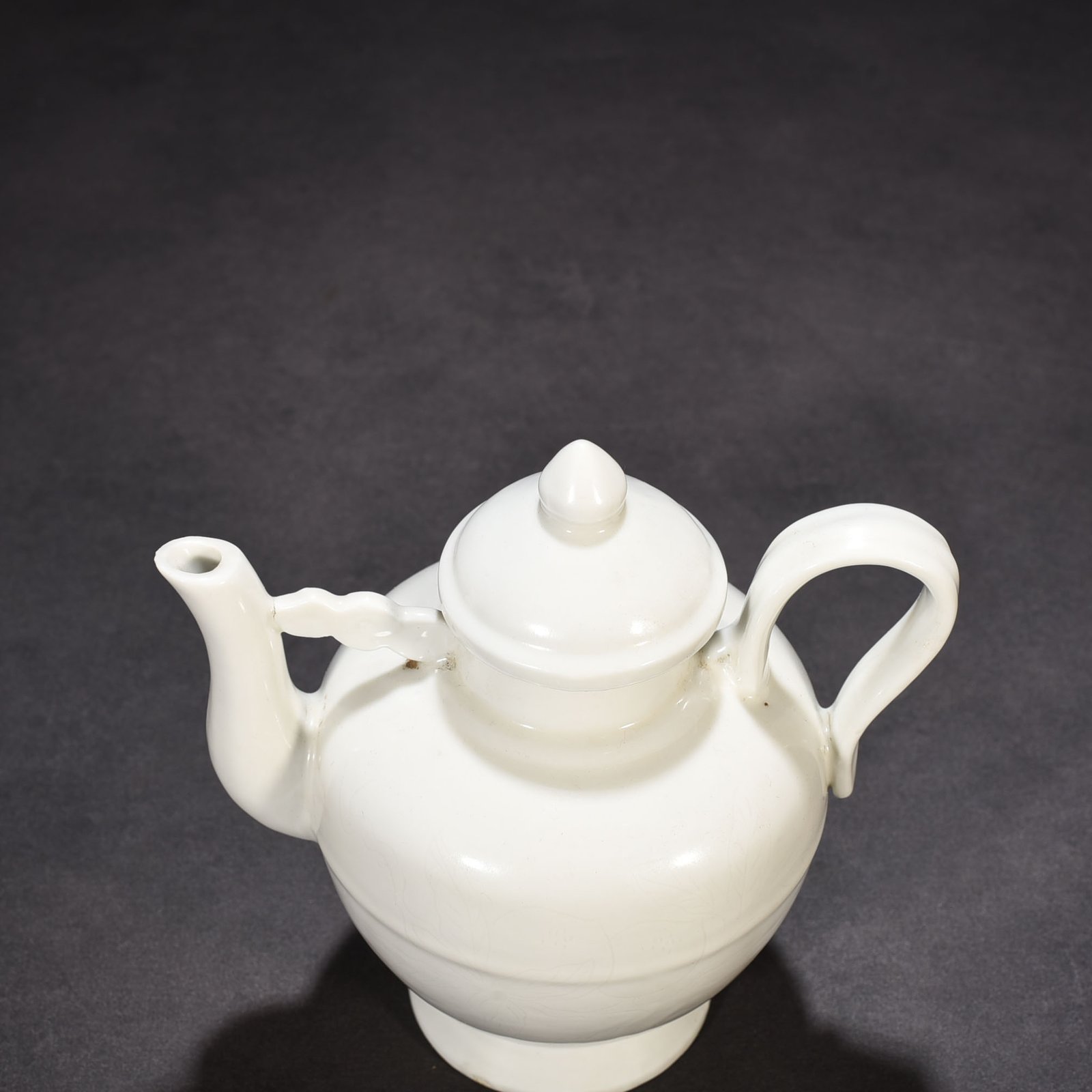Ming Dynasty Yongle sweet white glaze kettle with hidden carved branches