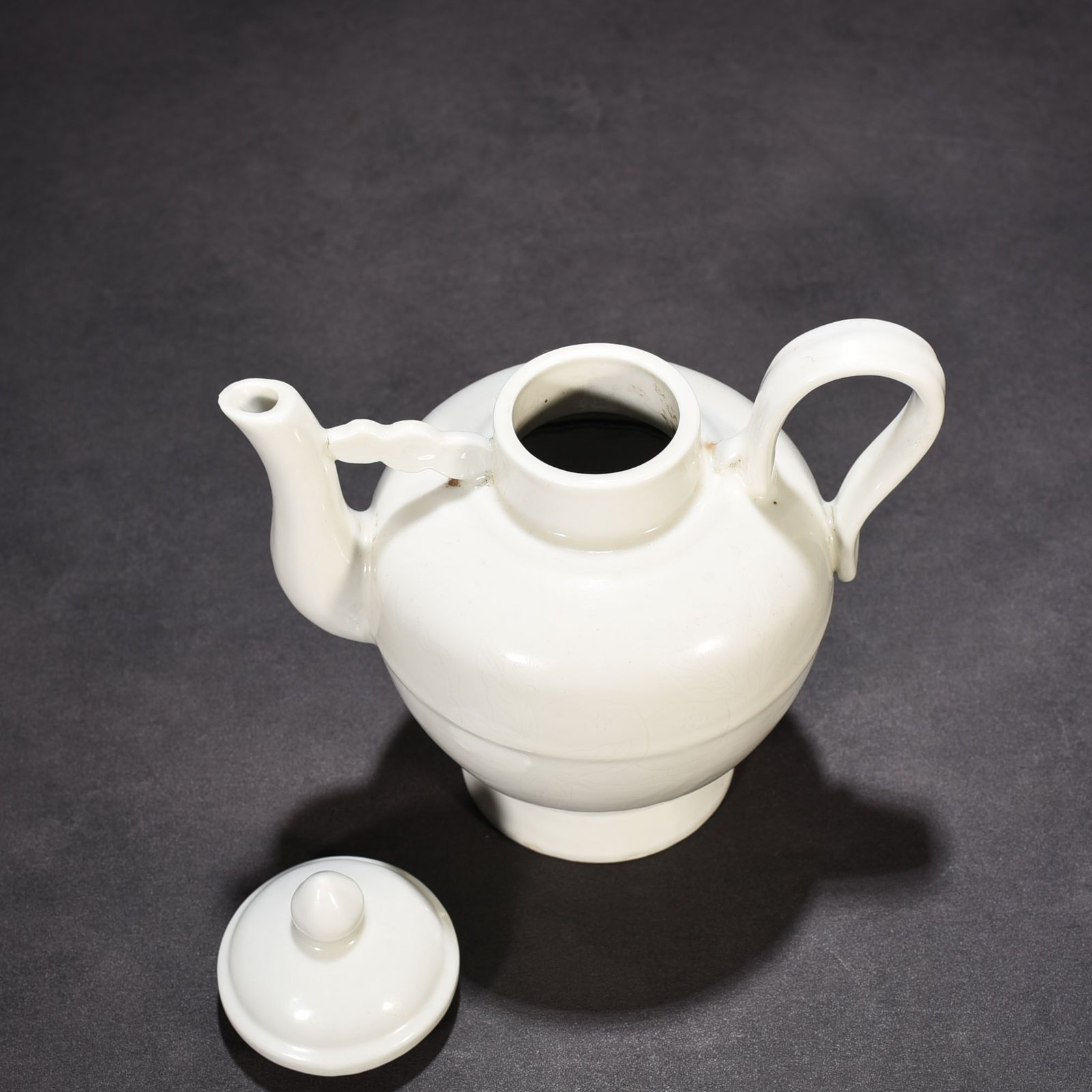 Ming Dynasty Yongle sweet white glaze kettle with hidden carved branches