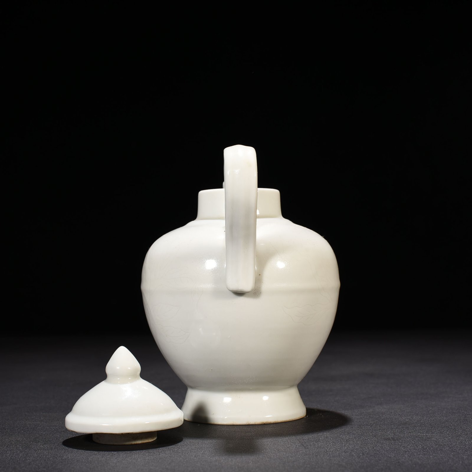 Ming Dynasty Yongle sweet white glaze kettle with hidden carved branches