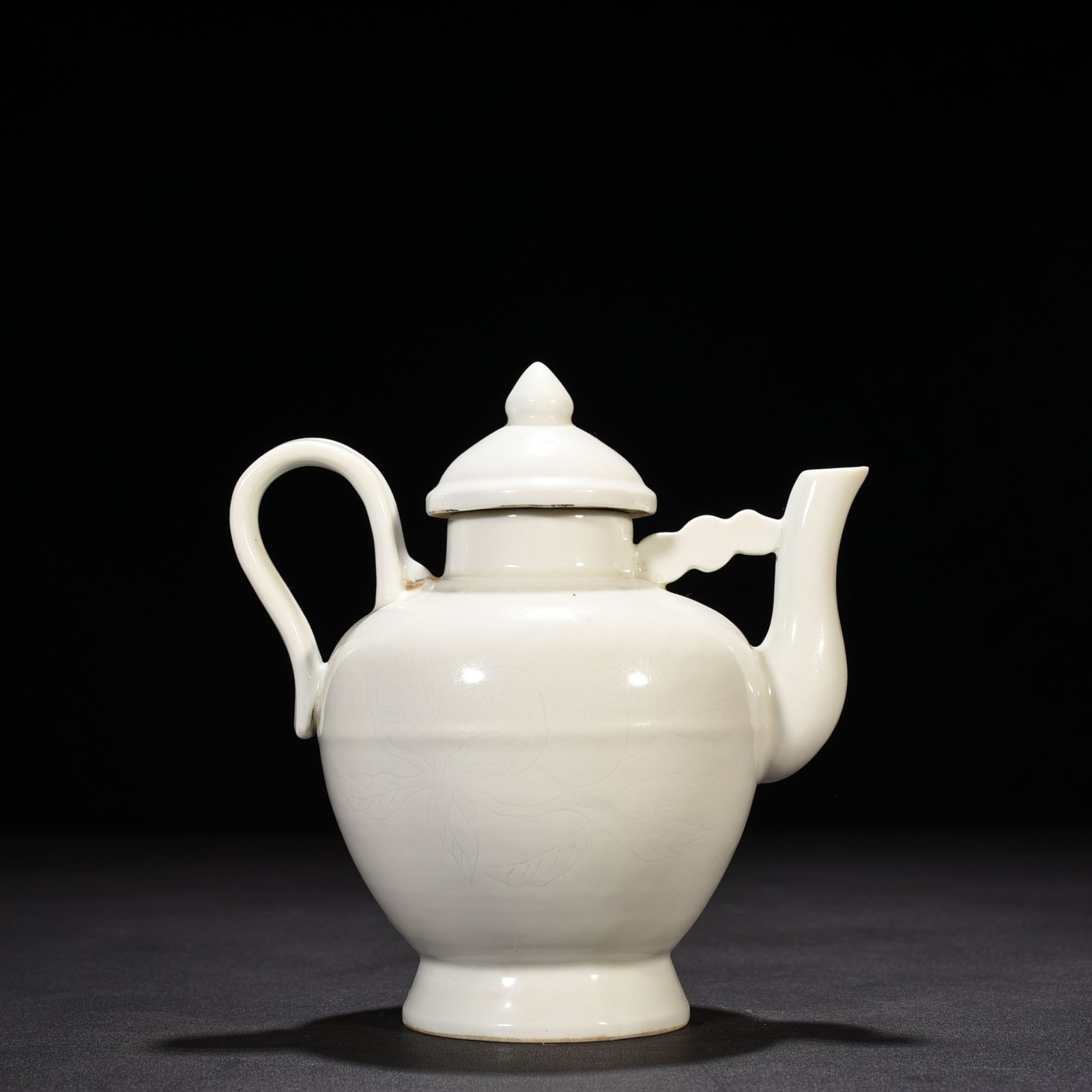 Ming Dynasty Yongle sweet white glaze kettle with hidden carved branches