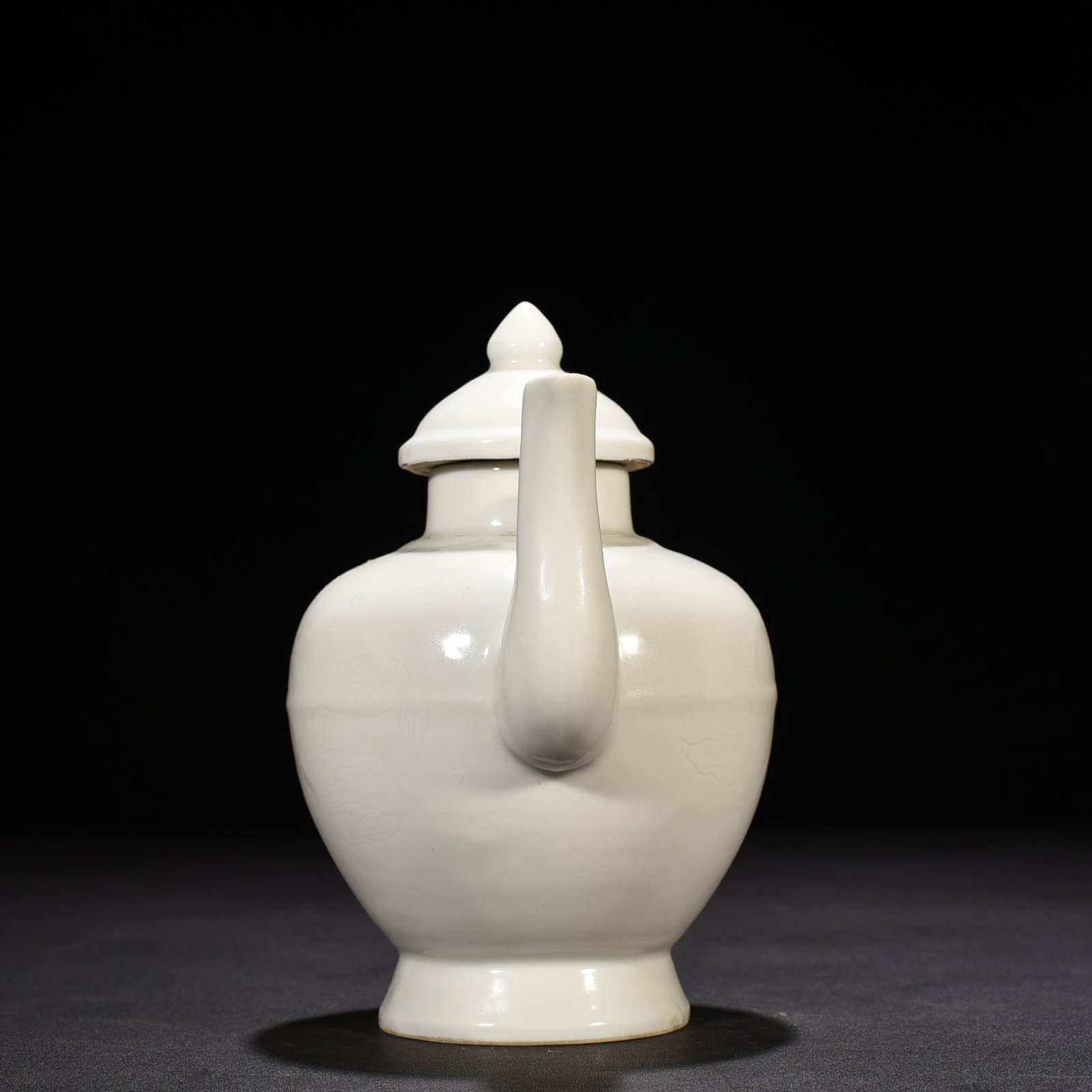 Ming Dynasty Yongle sweet white glaze kettle with hidden carved branches
