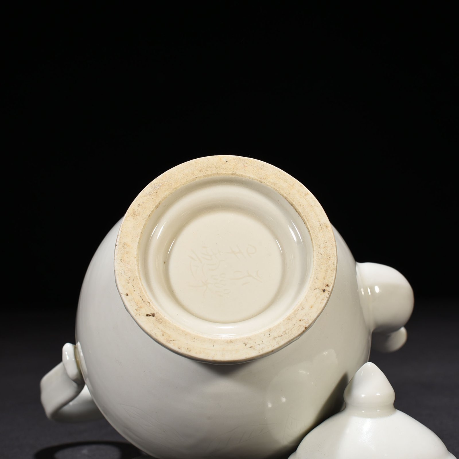 Ming Dynasty Yongle sweet white glaze kettle with hidden carved branches