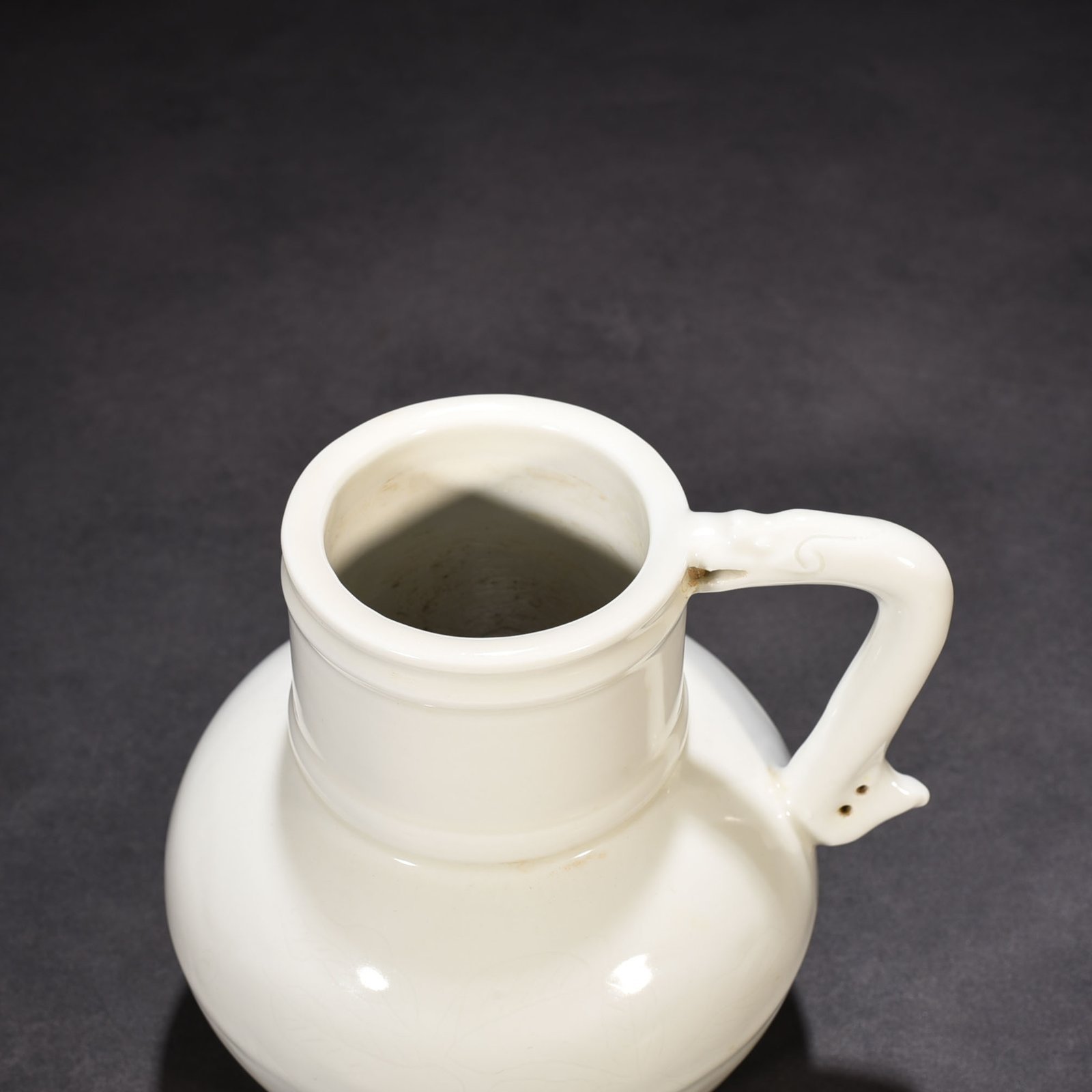 Ming Dynasty Yongle sweet white glaze secretly carved peach
