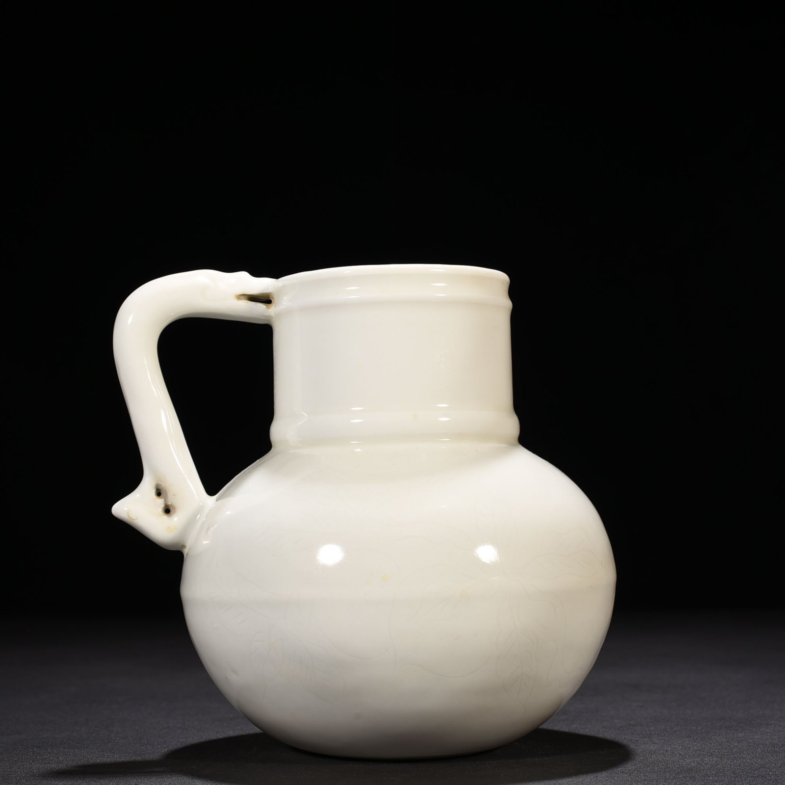 Ming Dynasty Yongle sweet white glaze secretly carved peach