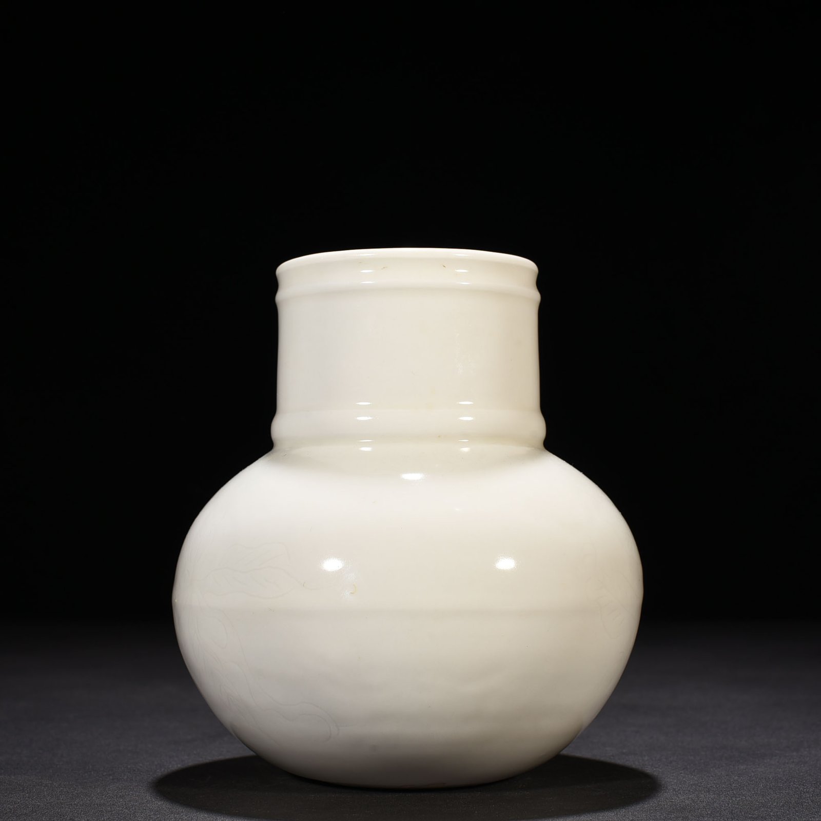 Ming Dynasty Yongle sweet white glaze secretly carved peach