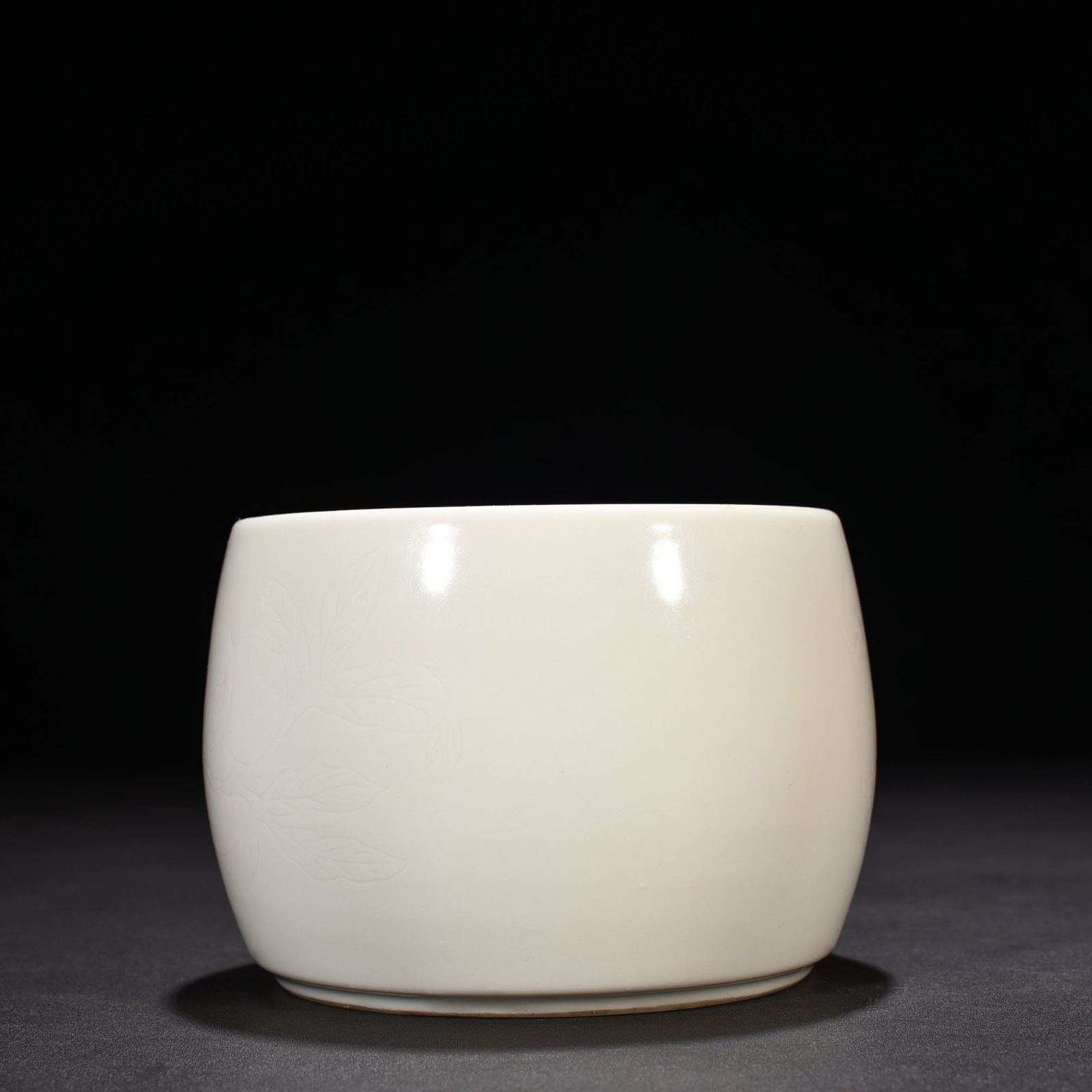 Ming Dynasty Yongle sweet white glaze secretly carved cricket jar
