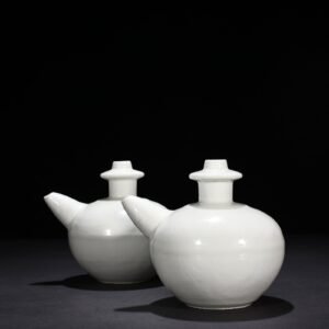 Ming Dynasty Yongle sweet white glaze secretly carved military holding with folded branches