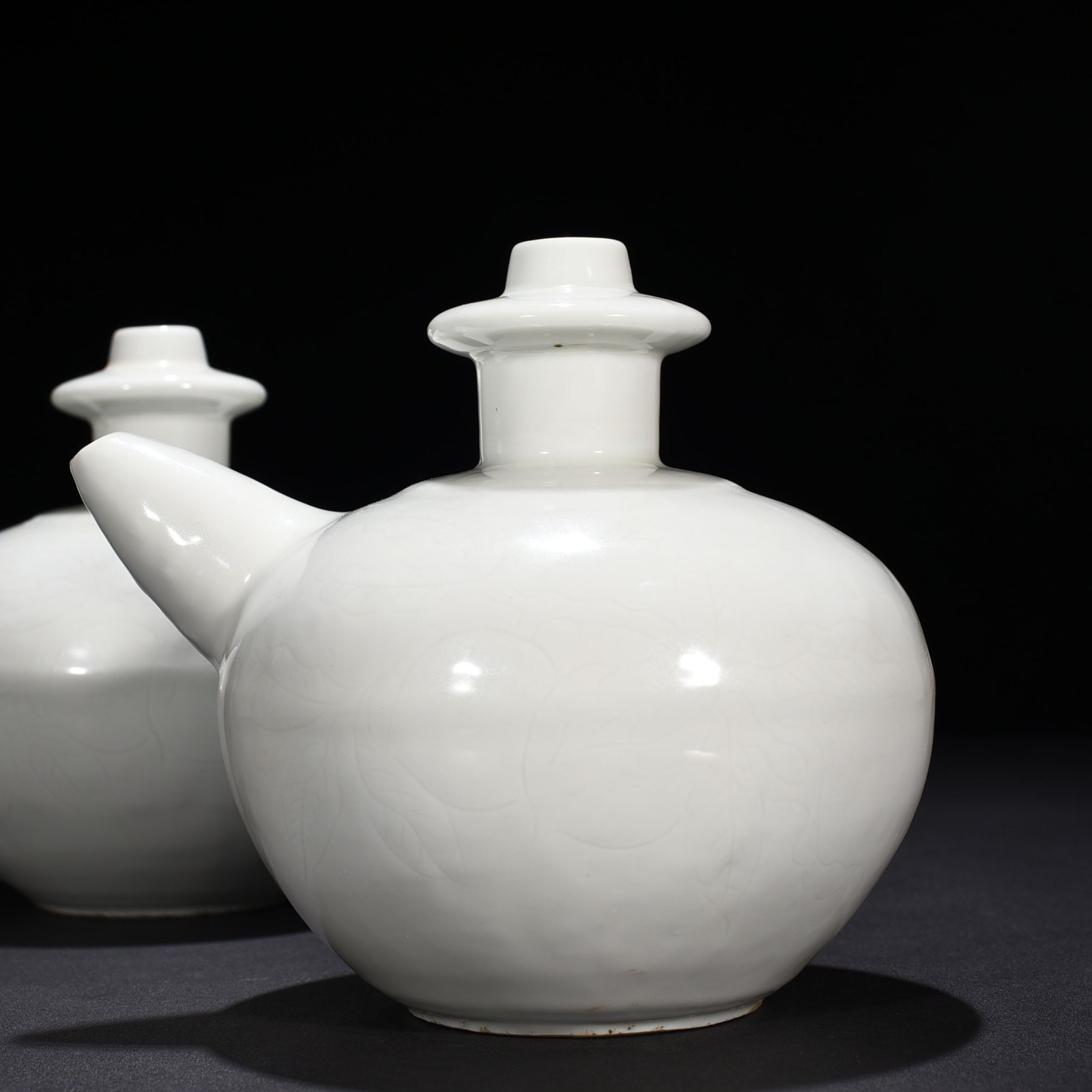 Ming Dynasty Yongle sweet white glaze secretly carved military holding with folded branches