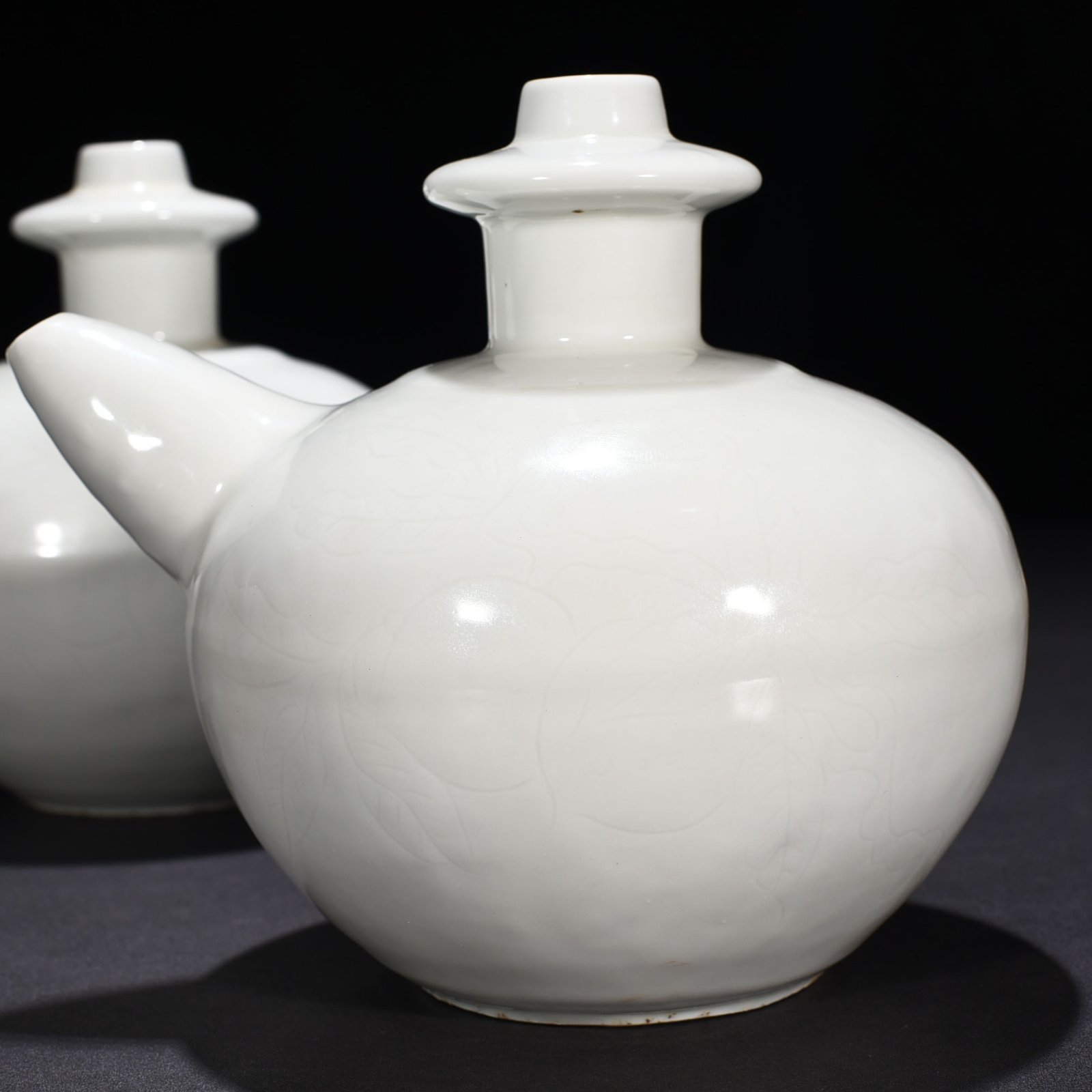 Ming Dynasty Yongle sweet white glaze secretly carved military holding with folded branches