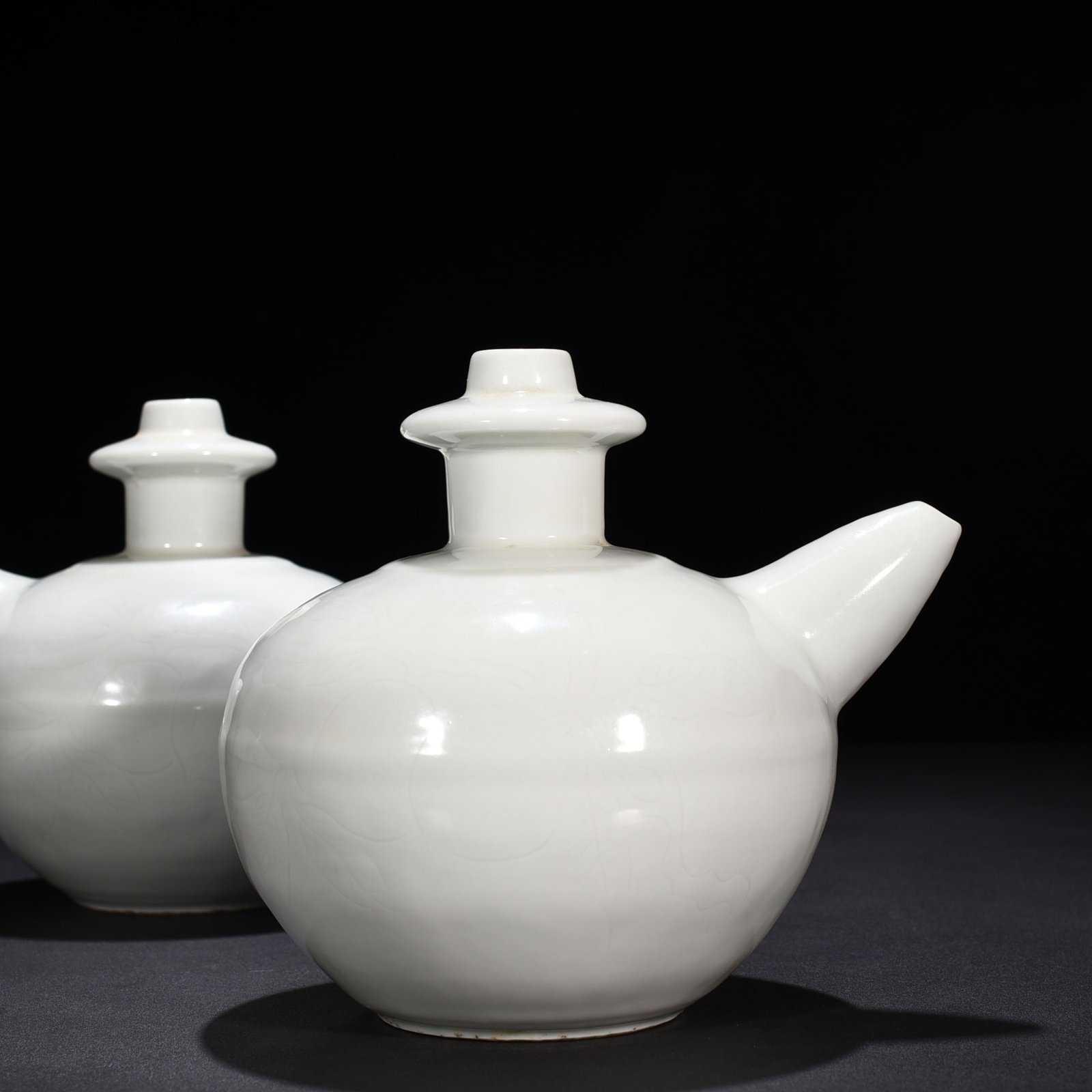 Ming Dynasty Yongle sweet white glaze secretly carved military holding with folded branches