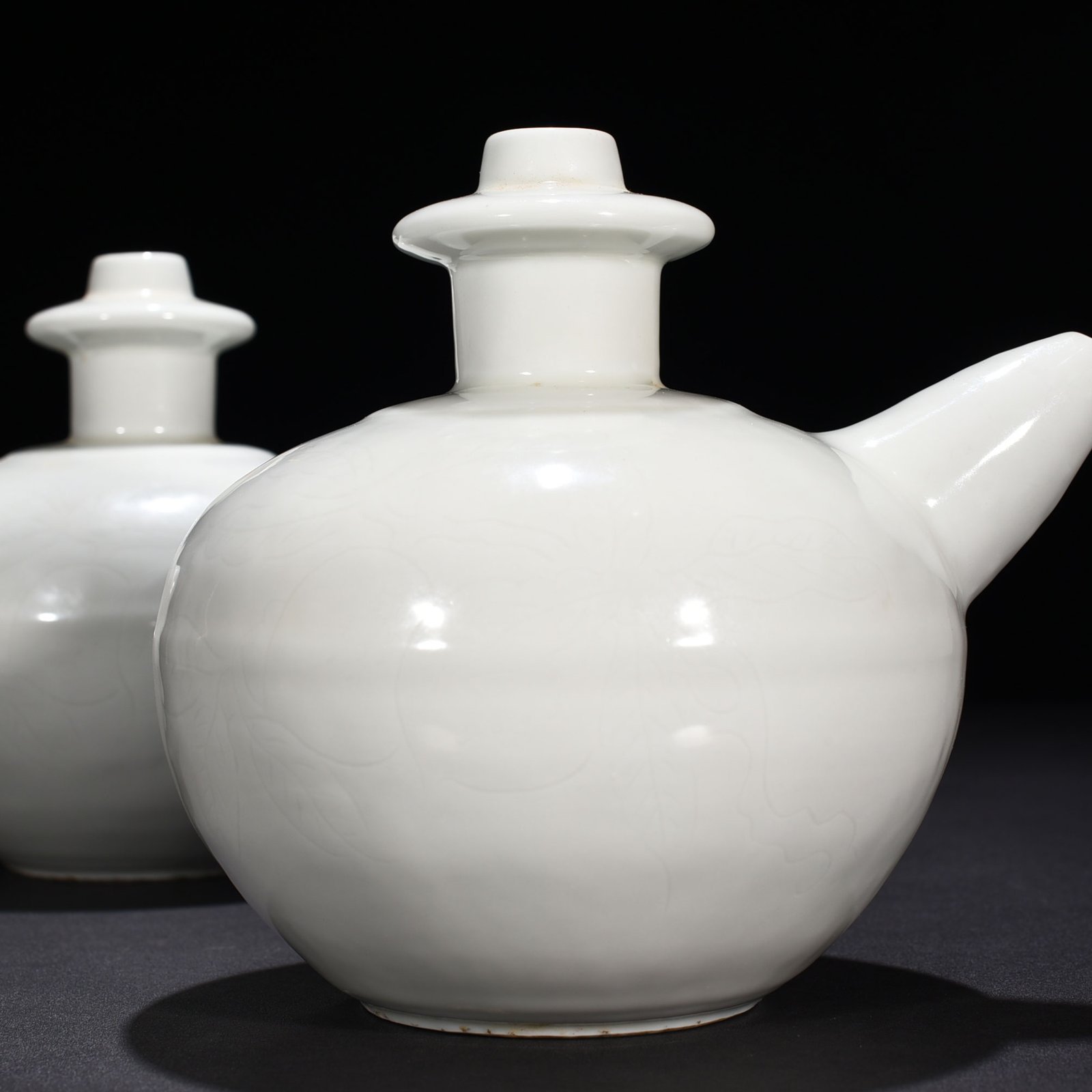 Ming Dynasty Yongle sweet white glaze secretly carved military holding with folded branches