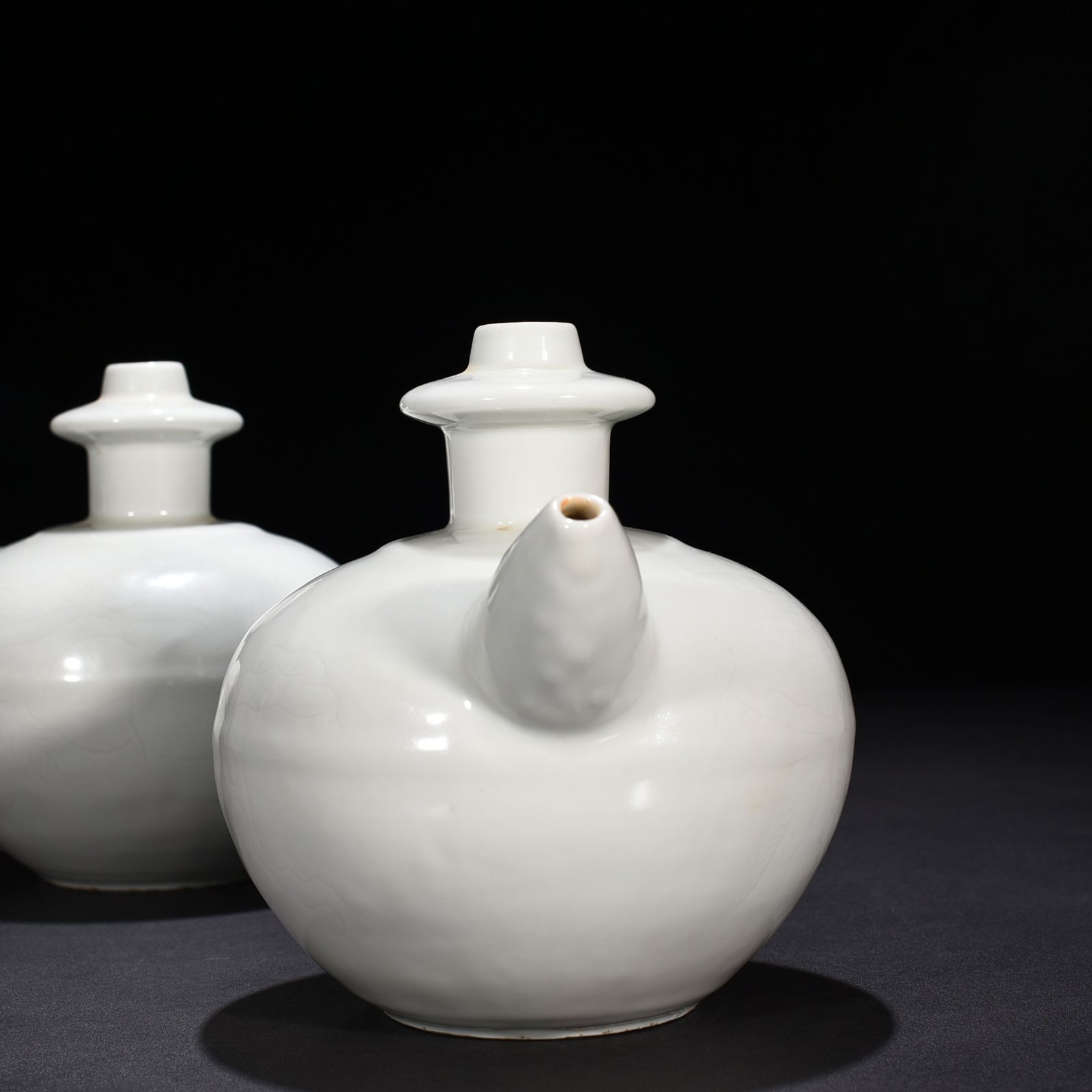 Ming Dynasty Yongle sweet white glaze secretly carved military holding with folded branches