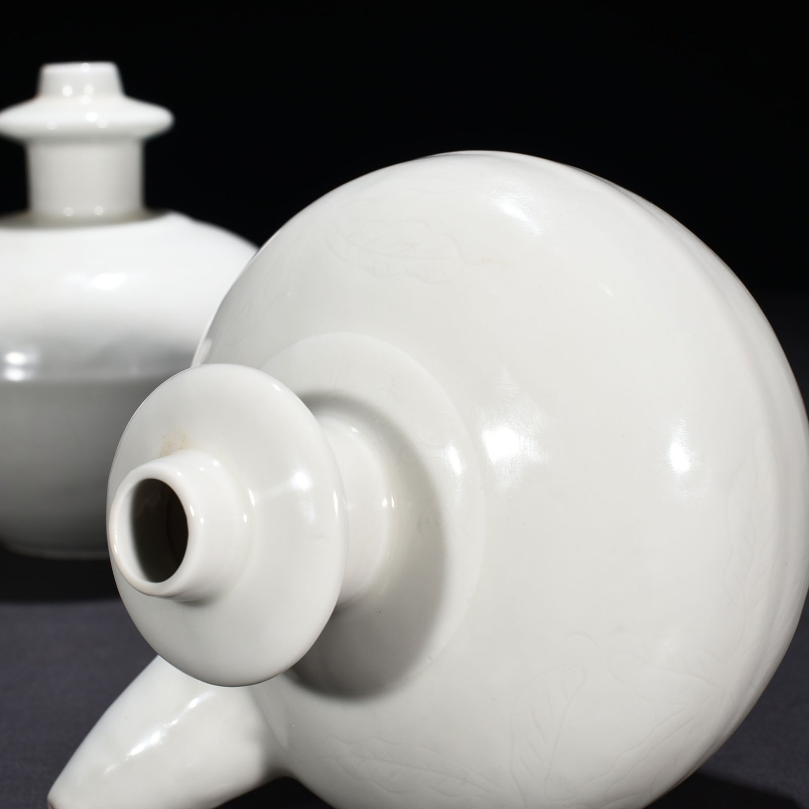 Ming Dynasty Yongle sweet white glaze secretly carved military holding with folded branches