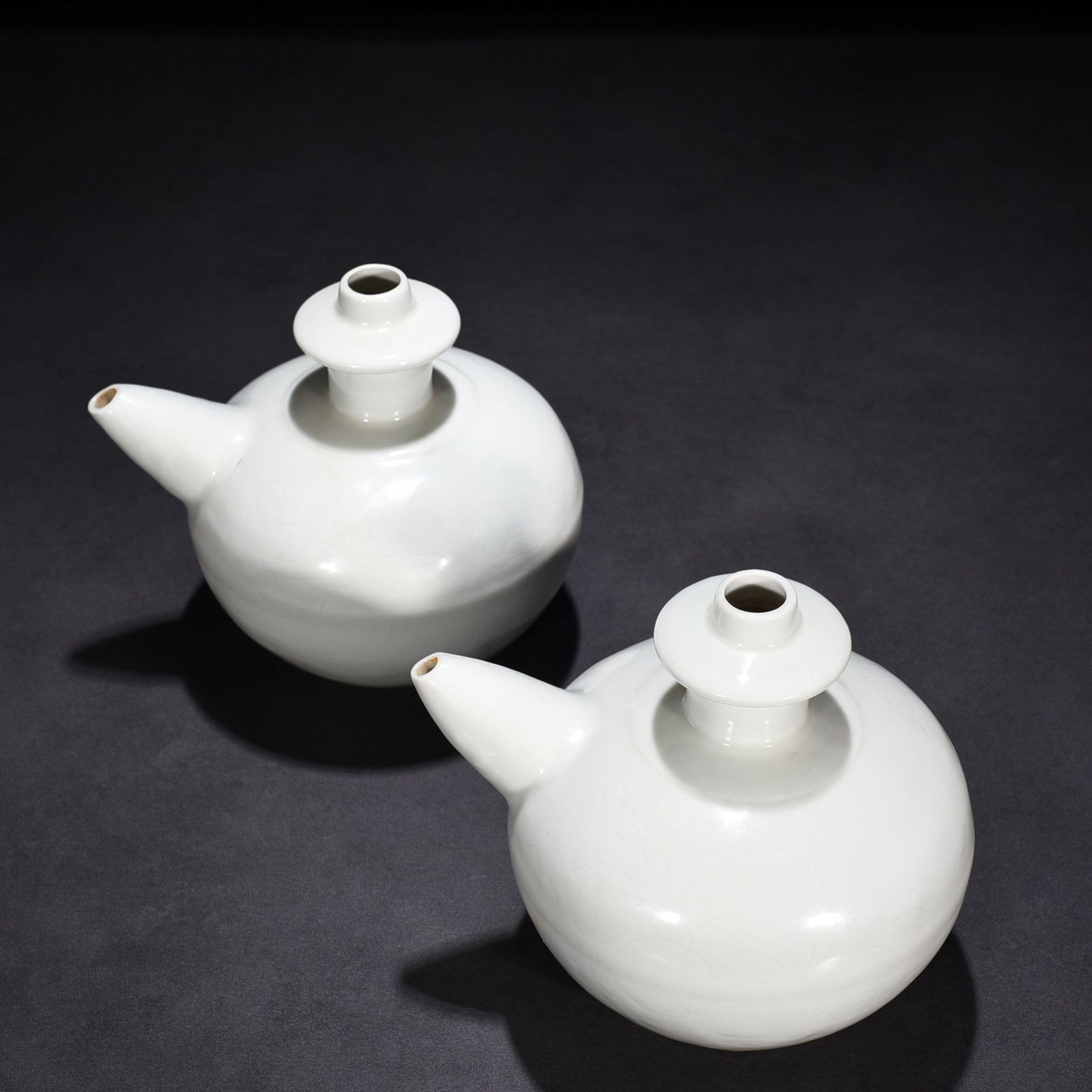 Ming Dynasty Yongle sweet white glaze secretly carved military holding with folded branches