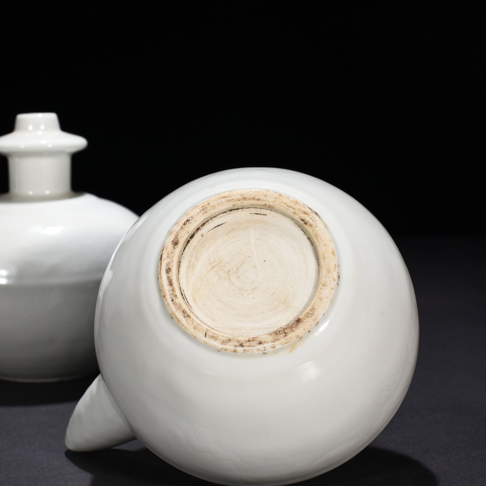 Ming Dynasty Yongle sweet white glaze secretly carved military holding with folded branches