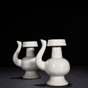 Ming Dynasty Yongle sweet white glaze Bianba teapot with hidden engraved branches