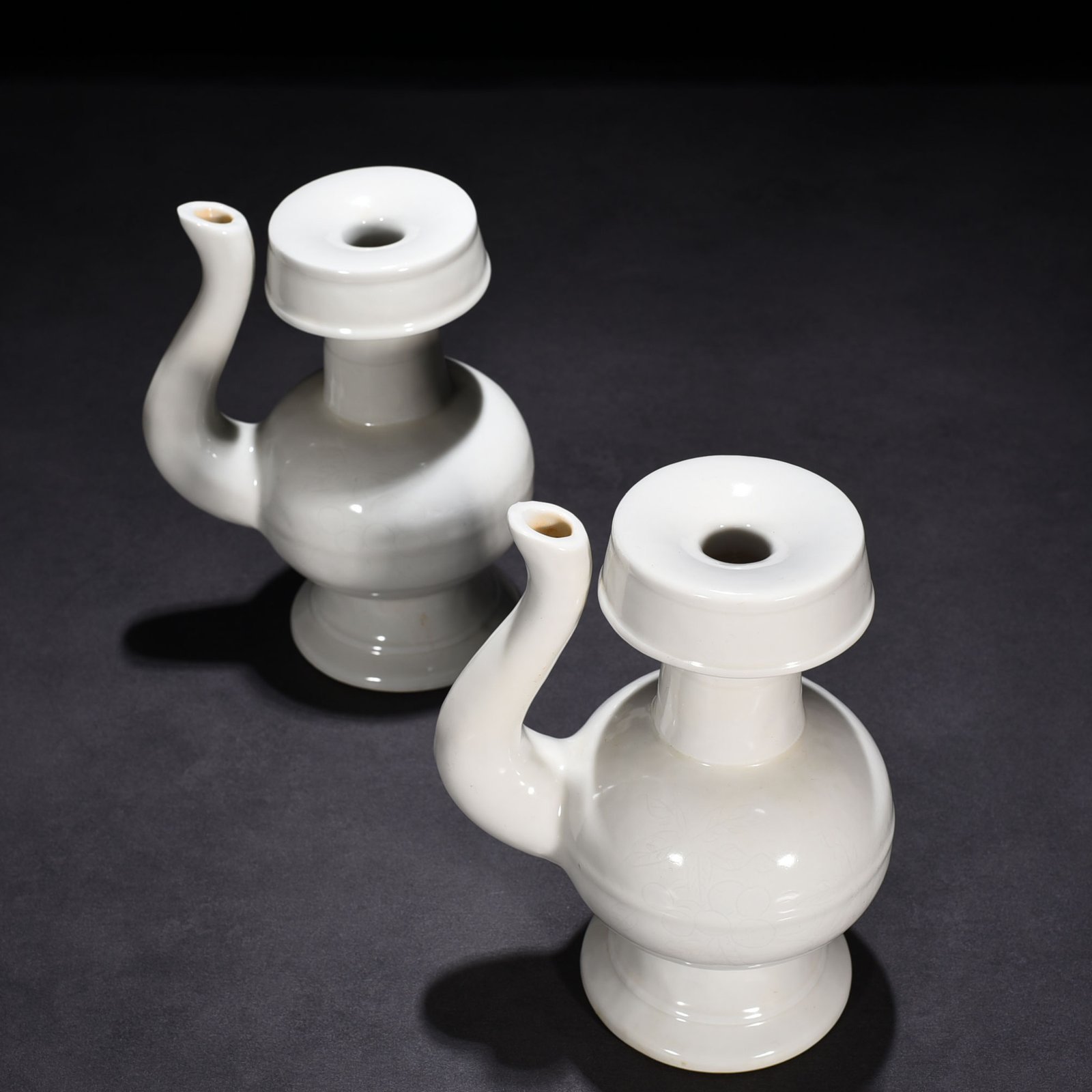 Ming Dynasty Yongle sweet white glaze Bianba teapot with hidden engraved branches