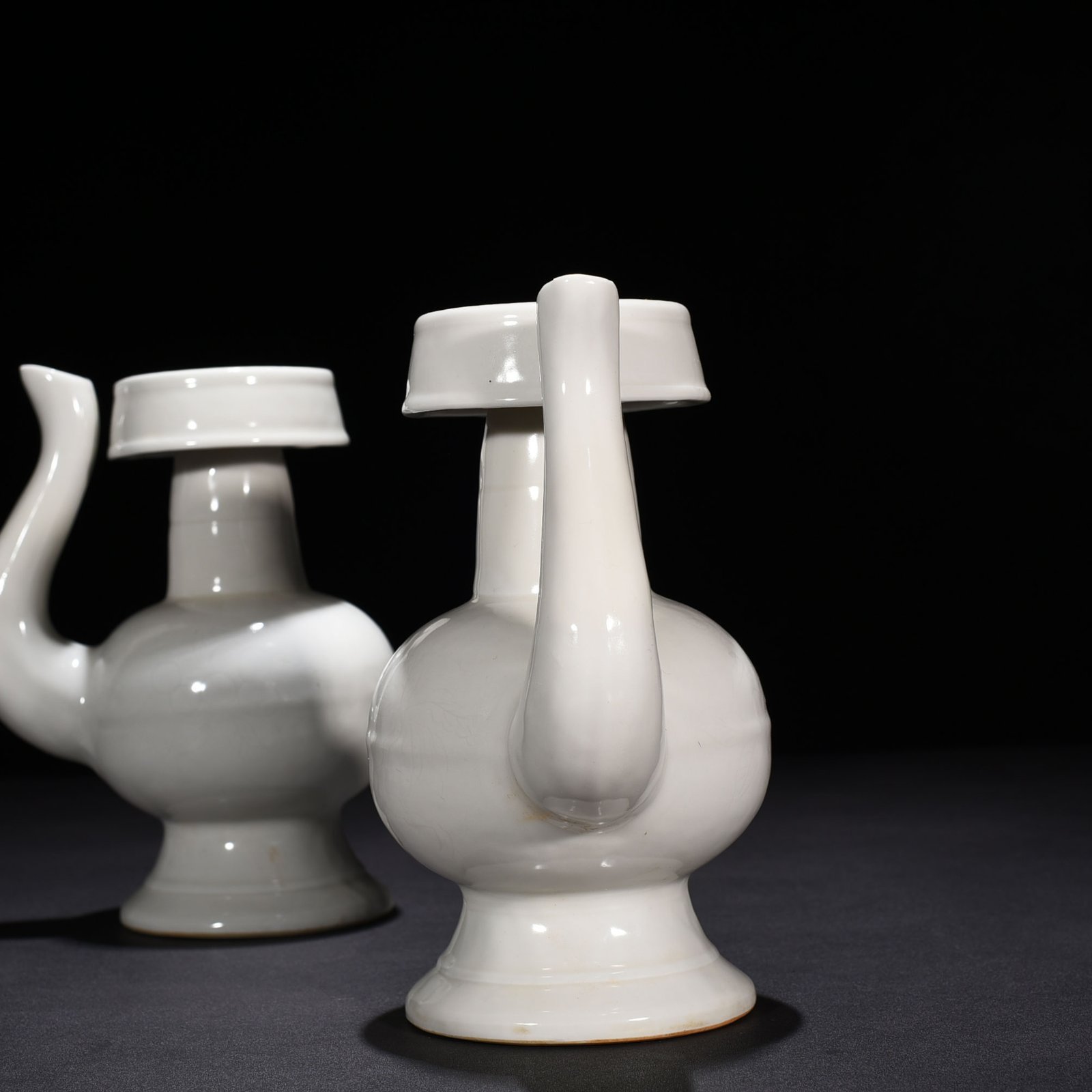 Ming Dynasty Yongle sweet white glaze Bianba teapot with hidden engraved branches