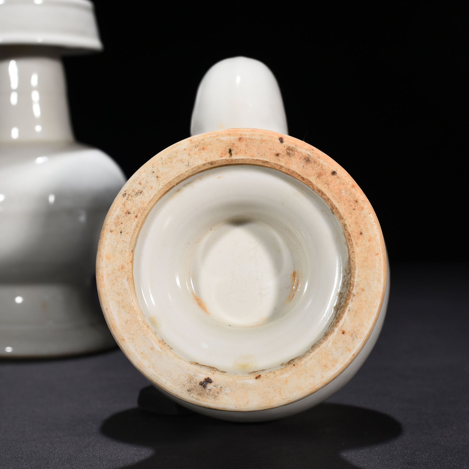 Ming Dynasty Yongle sweet white glaze Bianba teapot with hidden engraved branches