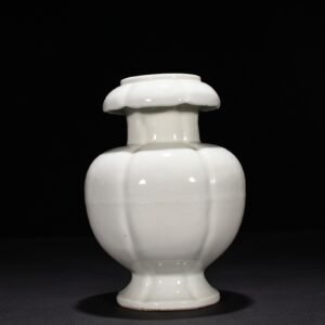 Ming Dynasty Yongle sweet white glaze secretly carved Ganoderma lucidum vase