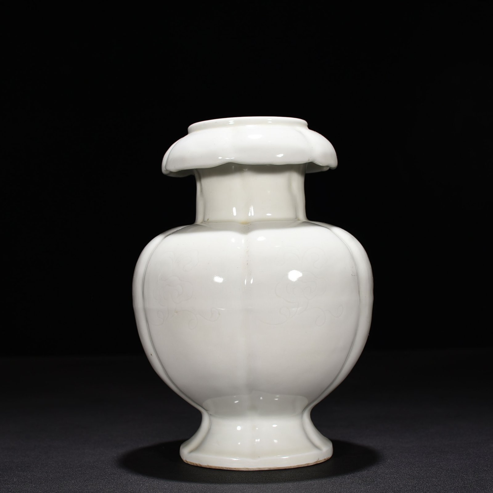 Ming Dynasty Yongle sweet white glaze secretly carved Ganoderma lucidum vase