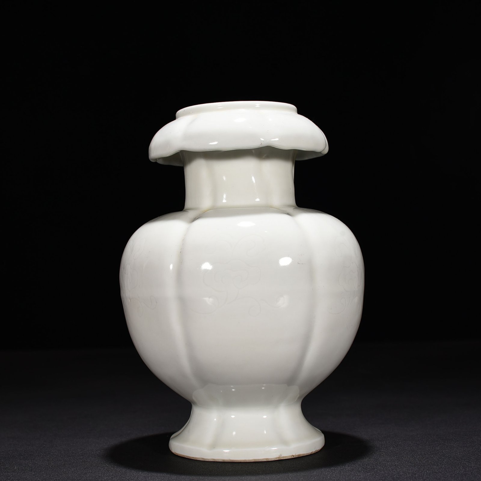 Ming Dynasty Yongle sweet white glaze secretly carved Ganoderma lucidum vase