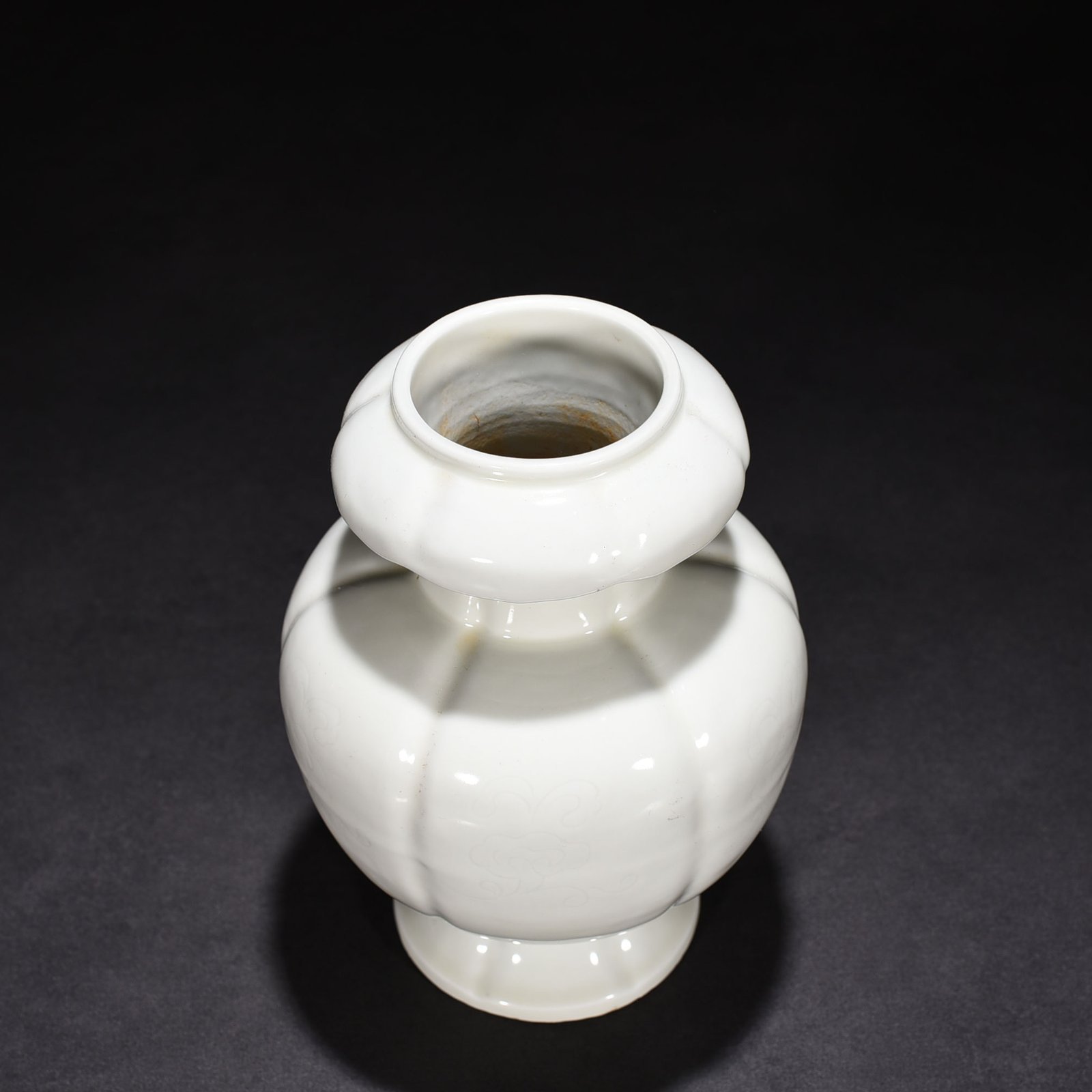 Ming Dynasty Yongle sweet white glaze secretly carved Ganoderma lucidum vase
