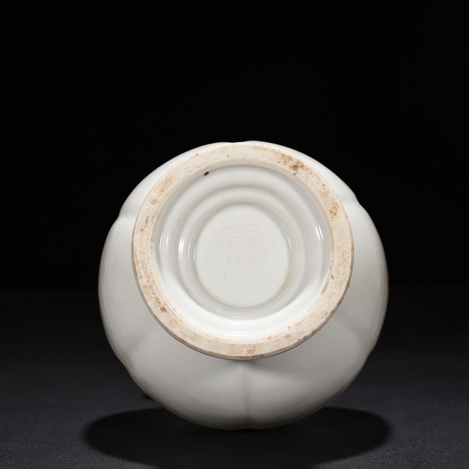 Ming Dynasty Yongle sweet white glaze secretly carved Ganoderma lucidum vase