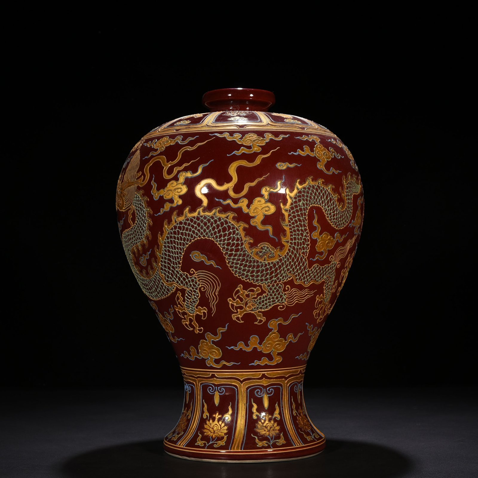 Ming Dynasty Yongle Festival red glaze powder gilt plum vase