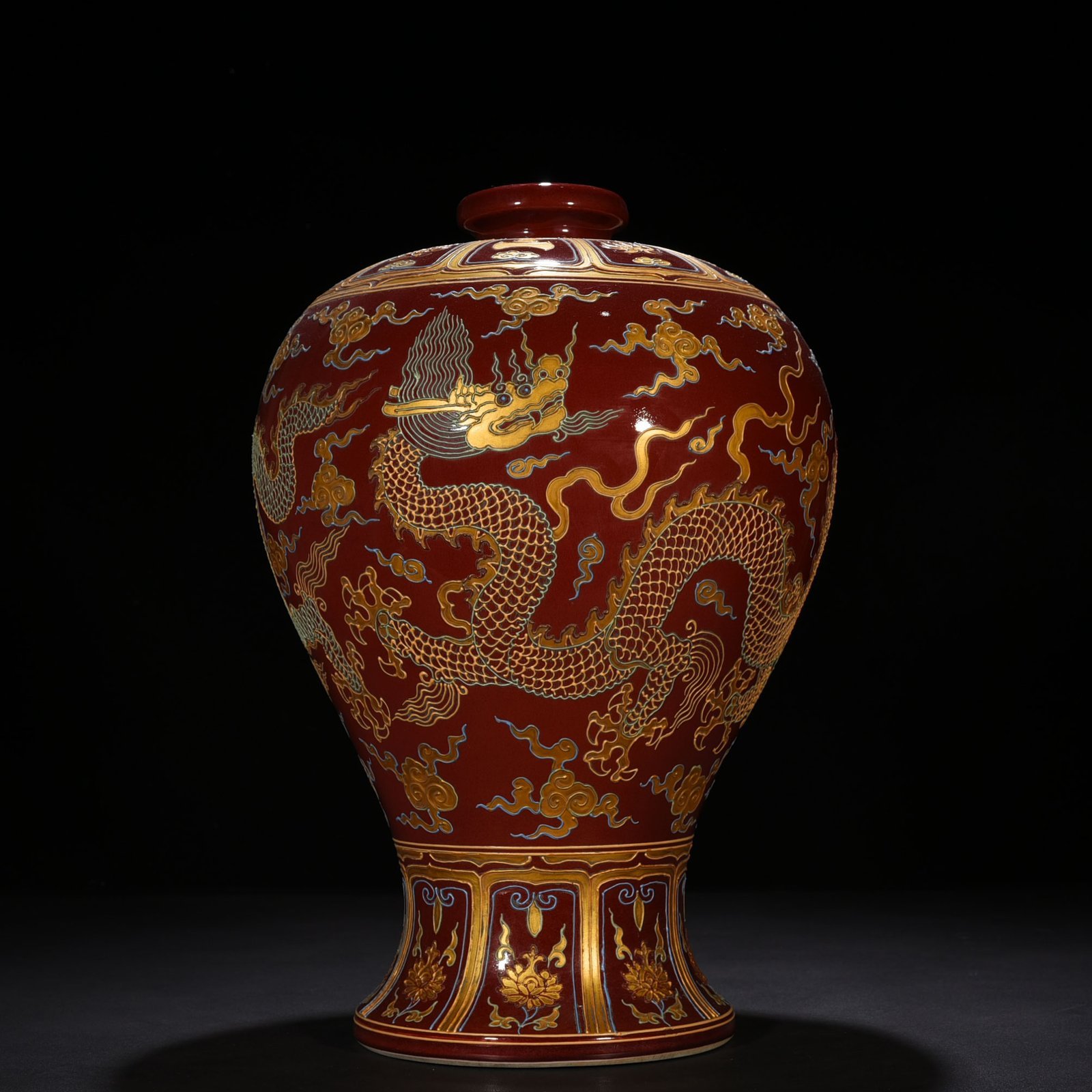 Ming Dynasty Yongle Festival red glaze powder gilt plum vase