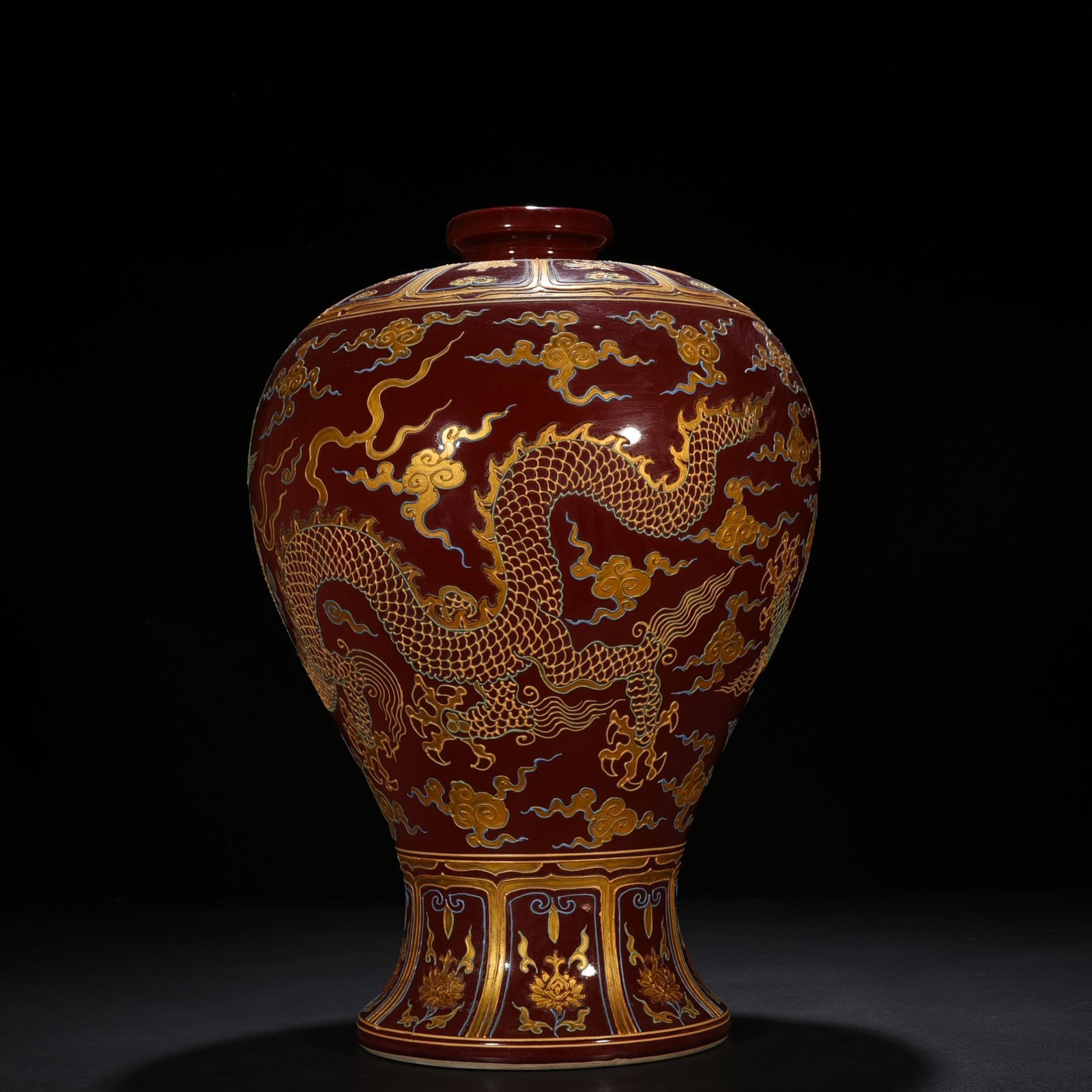 Ming Dynasty Yongle Festival red glaze powder gilt plum vase