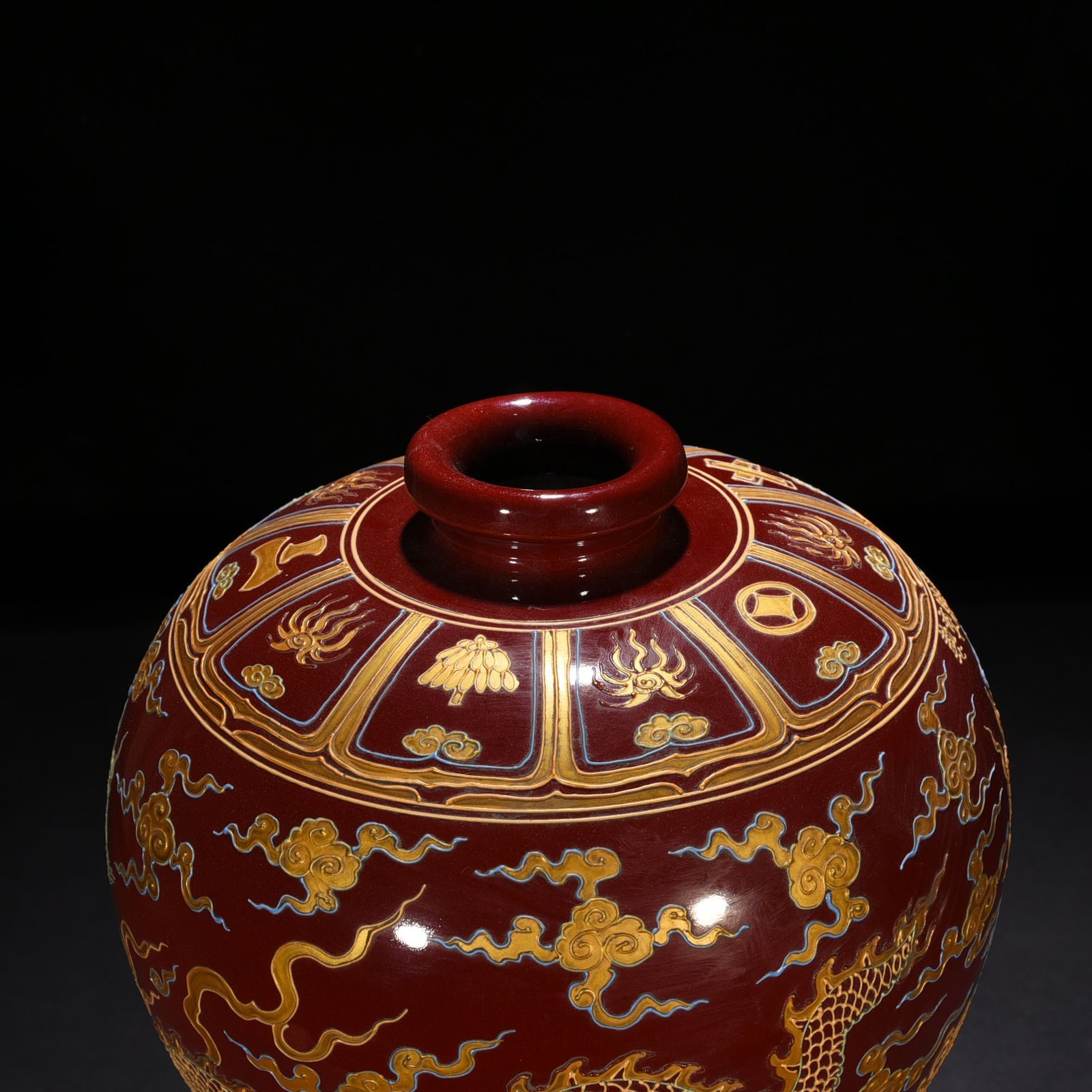 Ming Dynasty Yongle Festival red glaze powder gilt plum vase