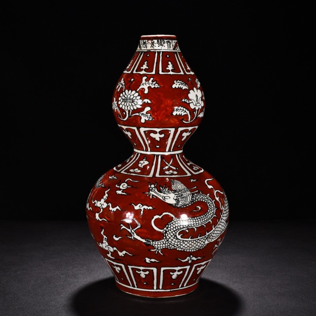 Ming Dynasty Yongle red-glazed gourd bottle with cloud and dragon